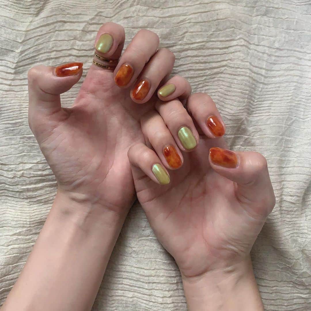 のインスタグラム：「, , new nail🧡💚 明るめのべっこうネイル ×ピスタチオのミラーネイル💅 , 夏っぽさも秋っぽさもあって 9月をもうすぐ迎えるのに ぴったりなネイルになった☺️ , こんなデザインどうだろう？ ってみさちゃんと毎回 相談するのもたのしみ✌️🥰 , , #naildesign #gelnails #ネイルデザイン #ジェルネイルデザイン #ジェルネイル #べっこうネイル #ミラーネイル #夏秋ネイル」