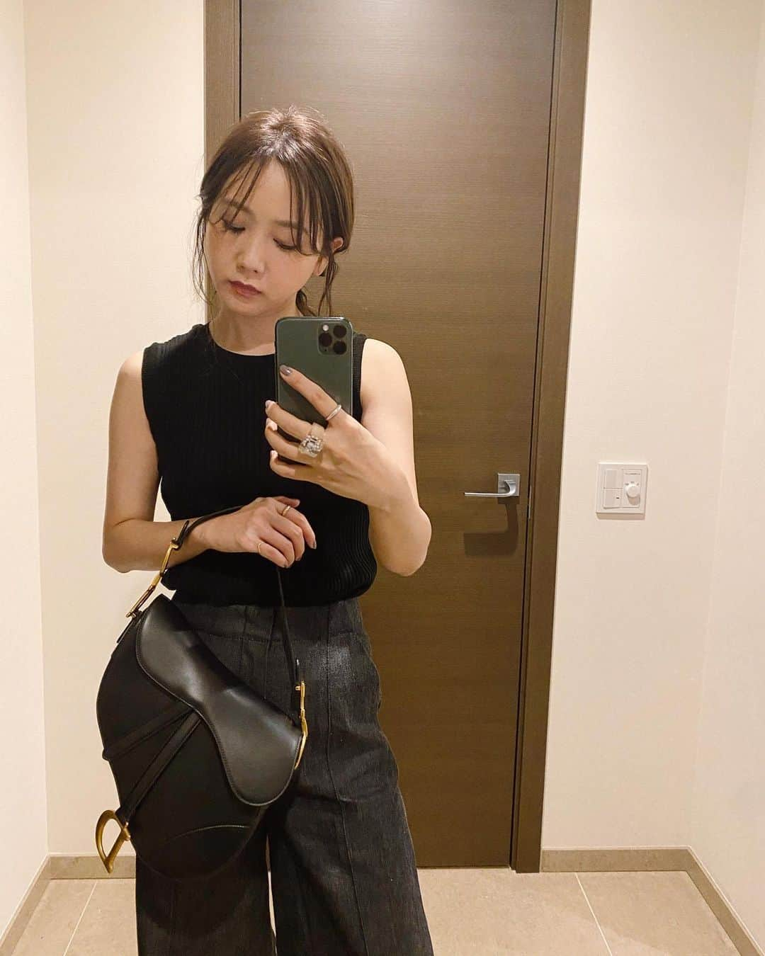 田中里奈さんのインスタグラム写真 - (田中里奈Instagram)「昨日のコーディネート。﻿ 黒を基調に大人っぽく。﻿ @fumie_tanaka_lab のレザーのリボンフック、つけるかどうかで悩んで結局つけてお出かけしました🎀﻿ ﻿ ・トップス…@isntshe_official  ・パンツ…@todayful_  ・サンダル…@chloe  ・バッグ…@dior  ﻿ クロエのサンダルは、毎年夏がくるたびにいいな〜って見てたから去年思い切って買ったんだけど、なぜか去年はほとんど履いてなくて、1年ねかしてやっと履き始めました。﻿（そゆことない？？） 好きなものは一番最初か一番最後、どちらかになっちゃうんだよな。the 極端！ ﻿ #rina_outfit #コーディネート #Chloe #dior #todayful   なんだか久々のコーデ投稿💓」8月23日 19時25分 - tanakaofficial