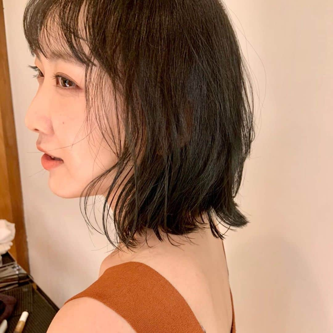 仁藤萌乃さんのインスタグラム写真 - (仁藤萌乃Instagram)「植物の影好きだなぁ。  #外ハネボブ#イメチェンカット」8月23日 19時27分 - moeno.n_official