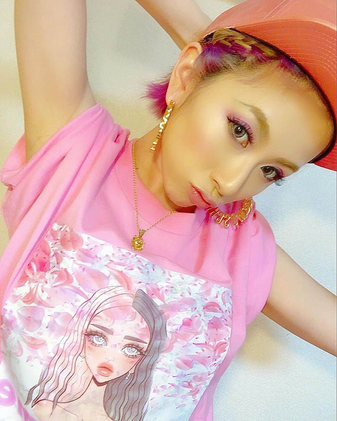 北川エリカさんのインスタグラム写真 - (北川エリカInstagram)「めっちゃpinkGirl💓  @pink.store037  さんのTシャツだよ💋  女の子っぽくも着れるけど、あたしはちょっとカッコ良さもいれたいから、キャップにゴリゴリアクセサリーと合わせてみました🤟😝✨ 歳なんて関係なーい！www  ぜひチェックしてみてね💓  * #pinkstore  #pink女子」8月23日 19時37分 - kitagawa_erika1209