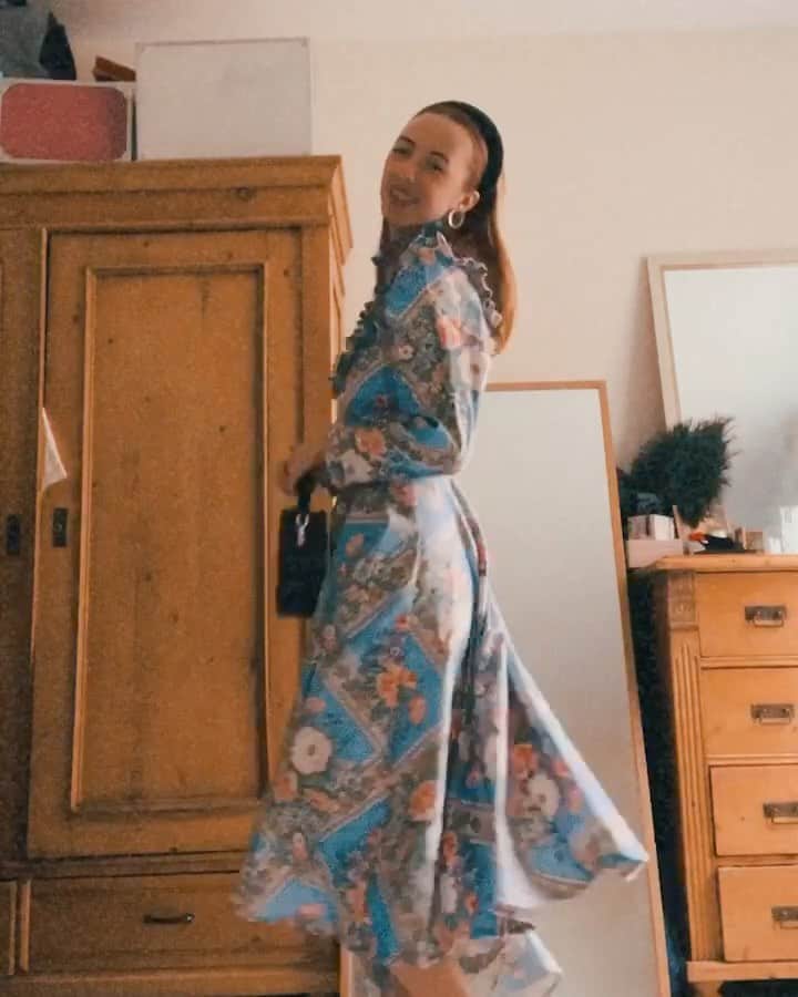 ベッキー・クルーエルのインスタグラム：「let’s hear it for the DRESS!😁 this has been a super long project that has been cut up, sewn, re-sewn, finished, started again so many times I’ve lost count! ⁣ ⁣ I fell in love with this deadstock vintage print and knew I had to make something special with it. I’ve been thrilled by prairie dresses of late and decided to design this dress as an excellent addition to my wardrobe! ⁣ ⁣ I made and designed it entirely from scratch 🥰 I’m so proud I’m never taking it off ever!!」