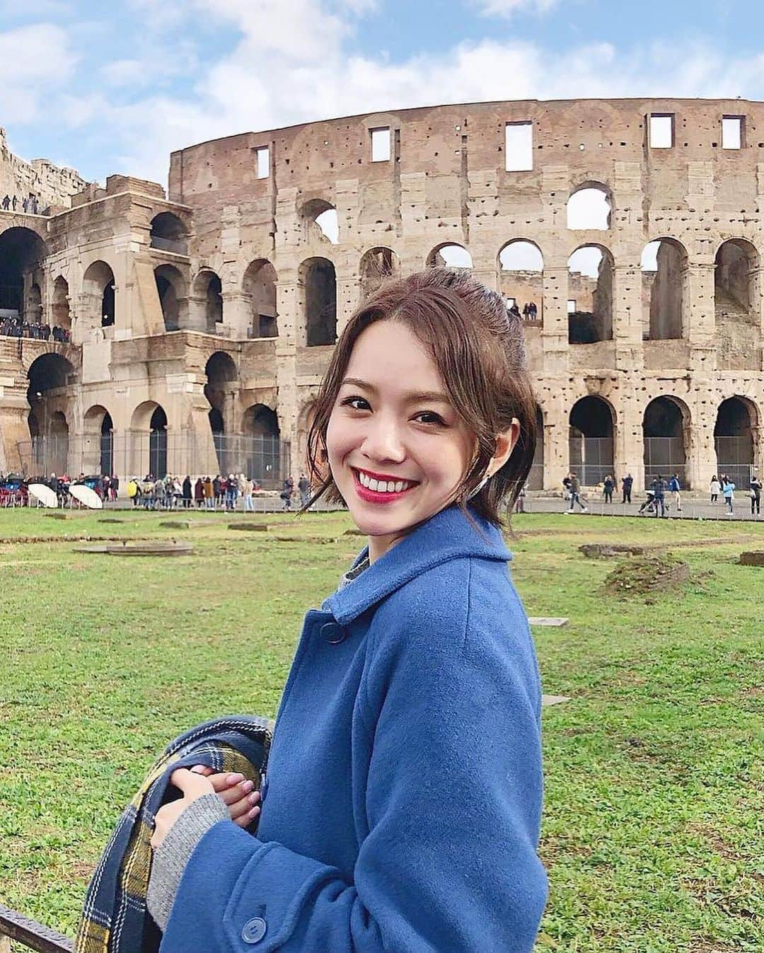 黒田真友香さんのインスタグラム写真 - (黒田真友香Instagram)「イタリア旅行の過去picたち！！  ショートヘアの写真は2017年のミラノ、ボブの写真が2019年のローマです☺️🌸  1回行った国はあんまり行かないんだけど、イタリアは珍しくプライベートで2回訪れた国。  2017年の1回目は昔からの友達が誕生日のサプライズプレゼントで連れて行ってくれた旅行🥺✨  2人はドイツに住んでて、私がドイツに遊びに行ってたんだけど  その時に言われるがままに荷物持って空港行って飛行機乗って着いたらイタリアだった😂✈️  この時旅慣れてなかったから2人に着いていくだけだったし、  航空券も空港コードしか書いてないものだったから本当にイタリアって気がつかなかった。笑  色々考えて手配してくれたと思うと幸せものだな〜😂💓  2回目の2019年は内定を貰ってた会社の同期の子と初の海外旅行でローマへ✈️  一緒にいた時間はそんなに長くないけど、2人でヨーロッパ行けちゃうくらい仲良くなれた友達ができて本当に嬉しかった旅！  こんな感じでイタリアは友達への想いが詰まった旅行だったので、30カ国以上行った中でもかなり思い出深い国です🥺💓  ローマ、ミラノと行ったけど どっちもびっくりするくらい素敵な街並みと美味しいご飯でまた行きたいなあ。お洒落して街並みで写真撮りたい☺️🤳  イタリアの他の地域もいつか絶対行きたい！  そんなイタリアに関するフォトコンテストが  8月1日〜31日まで開催されています、、！😍🇮🇹  旅行で過去に訪れたイタリア、日本で見つけたイタリアについでの投稿をイタリア政府観光局のアカウント　@italia.jp をフォローして#DiscoverItaliaFromjapan のハッシュタグをつけて投稿すると  抽選で15名様にイタリアにまつわるプレゼントが当たるみたい🎁  #DiscoverItaliaFromjapan #イタリア旅行 #PR #旅まゆか」8月23日 19時30分 - kurodamayukaxx