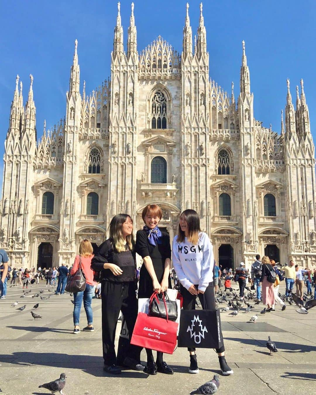 黒田真友香さんのインスタグラム写真 - (黒田真友香Instagram)「イタリア旅行の過去picたち！！  ショートヘアの写真は2017年のミラノ、ボブの写真が2019年のローマです☺️🌸  1回行った国はあんまり行かないんだけど、イタリアは珍しくプライベートで2回訪れた国。  2017年の1回目は昔からの友達が誕生日のサプライズプレゼントで連れて行ってくれた旅行🥺✨  2人はドイツに住んでて、私がドイツに遊びに行ってたんだけど  その時に言われるがままに荷物持って空港行って飛行機乗って着いたらイタリアだった😂✈️  この時旅慣れてなかったから2人に着いていくだけだったし、  航空券も空港コードしか書いてないものだったから本当にイタリアって気がつかなかった。笑  色々考えて手配してくれたと思うと幸せものだな〜😂💓  2回目の2019年は内定を貰ってた会社の同期の子と初の海外旅行でローマへ✈️  一緒にいた時間はそんなに長くないけど、2人でヨーロッパ行けちゃうくらい仲良くなれた友達ができて本当に嬉しかった旅！  こんな感じでイタリアは友達への想いが詰まった旅行だったので、30カ国以上行った中でもかなり思い出深い国です🥺💓  ローマ、ミラノと行ったけど どっちもびっくりするくらい素敵な街並みと美味しいご飯でまた行きたいなあ。お洒落して街並みで写真撮りたい☺️🤳  イタリアの他の地域もいつか絶対行きたい！  そんなイタリアに関するフォトコンテストが  8月1日〜31日まで開催されています、、！😍🇮🇹  旅行で過去に訪れたイタリア、日本で見つけたイタリアについでの投稿をイタリア政府観光局のアカウント　@italia.jp をフォローして#DiscoverItaliaFromjapan のハッシュタグをつけて投稿すると  抽選で15名様にイタリアにまつわるプレゼントが当たるみたい🎁  #DiscoverItaliaFromjapan #イタリア旅行 #PR #旅まゆか」8月23日 19時30分 - kurodamayukaxx