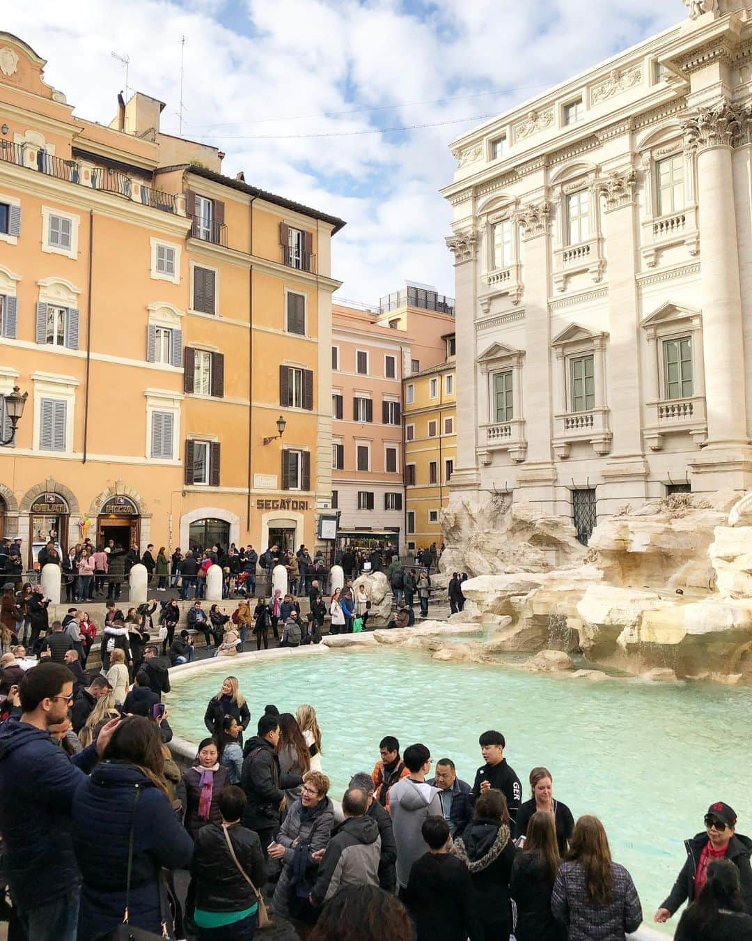 黒田真友香さんのインスタグラム写真 - (黒田真友香Instagram)「イタリア旅行の過去picたち！！  ショートヘアの写真は2017年のミラノ、ボブの写真が2019年のローマです☺️🌸  1回行った国はあんまり行かないんだけど、イタリアは珍しくプライベートで2回訪れた国。  2017年の1回目は昔からの友達が誕生日のサプライズプレゼントで連れて行ってくれた旅行🥺✨  2人はドイツに住んでて、私がドイツに遊びに行ってたんだけど  その時に言われるがままに荷物持って空港行って飛行機乗って着いたらイタリアだった😂✈️  この時旅慣れてなかったから2人に着いていくだけだったし、  航空券も空港コードしか書いてないものだったから本当にイタリアって気がつかなかった。笑  色々考えて手配してくれたと思うと幸せものだな〜😂💓  2回目の2019年は内定を貰ってた会社の同期の子と初の海外旅行でローマへ✈️  一緒にいた時間はそんなに長くないけど、2人でヨーロッパ行けちゃうくらい仲良くなれた友達ができて本当に嬉しかった旅！  こんな感じでイタリアは友達への想いが詰まった旅行だったので、30カ国以上行った中でもかなり思い出深い国です🥺💓  ローマ、ミラノと行ったけど どっちもびっくりするくらい素敵な街並みと美味しいご飯でまた行きたいなあ。お洒落して街並みで写真撮りたい☺️🤳  イタリアの他の地域もいつか絶対行きたい！  そんなイタリアに関するフォトコンテストが  8月1日〜31日まで開催されています、、！😍🇮🇹  旅行で過去に訪れたイタリア、日本で見つけたイタリアについでの投稿をイタリア政府観光局のアカウント　@italia.jp をフォローして#DiscoverItaliaFromjapan のハッシュタグをつけて投稿すると  抽選で15名様にイタリアにまつわるプレゼントが当たるみたい🎁  #DiscoverItaliaFromjapan #イタリア旅行 #PR #旅まゆか」8月23日 19時30分 - kurodamayukaxx