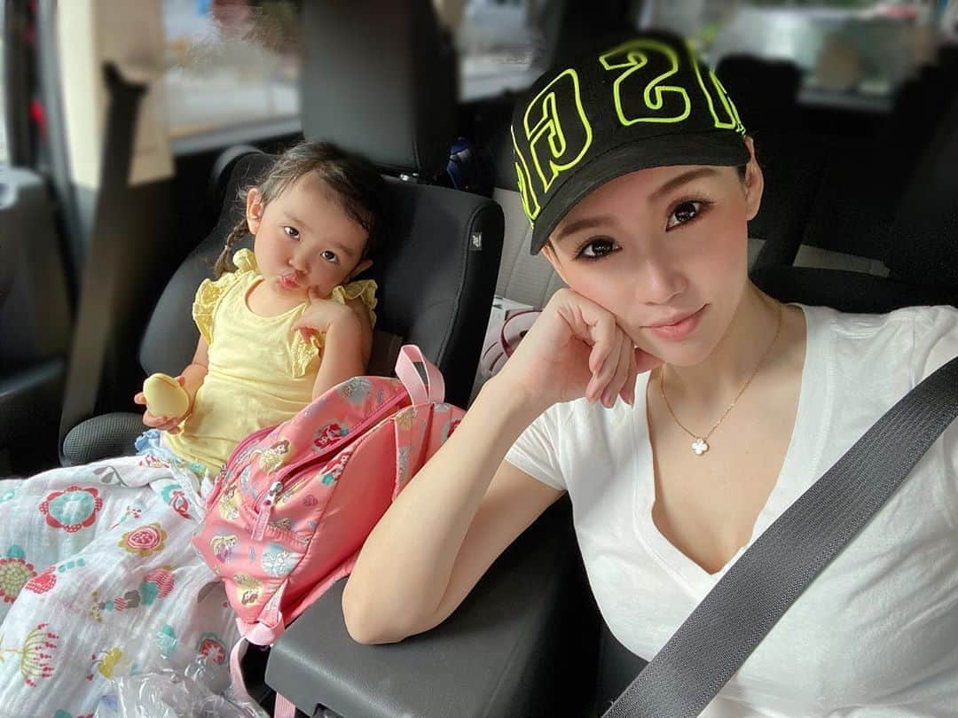 のインスタグラム：「. . 車乗ると必ず撮って〜と👧🏻 いつも発車前にパチリ🚘📸✨ . DMでチャイルドシート何使ってますか？っていう 質問多いのにも関わらずお返事してなくてすみません💦 3歳まで使えるチャイルドシートは卒業！ 今はジュニアシートを置いて座らせてます🥳 高さがあるのとシートベルトが苦しくないように 固定？できるから本人も楽で良いみたい✨ . しかし私より黒い👧🏻🏝 むしろ私が白いんです🤍 . . #シングルマザー #シンママ #アラフォーママ #女の子ママ  #3歳女の子  #仲良し親子 #車好き女子  #drive  #girlsmom #happyday」