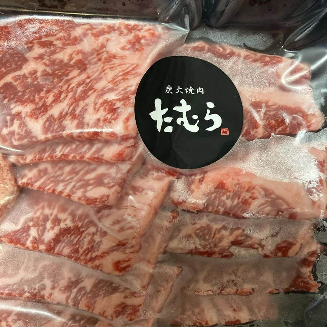 宮戸洋行のインスタグラム：「今日だけはダイエットをお休みしまして…たむけんさんの炭火焼肉たむらのお肉お取り寄せさせていただきました！コロナに負けるなというキャンペーンをされてまして50%オフでしたよ！楽しみすぎてホットプレートも新調しました！ダイエットは明日から…」