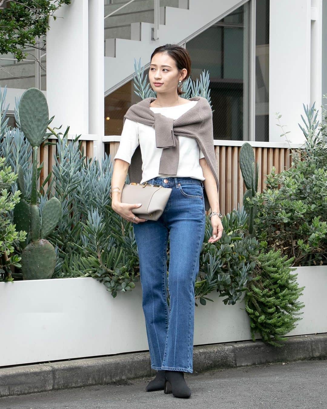 のインスタグラム：「.﻿ ﻿ ﻿ 〜 RED CARD SNAP 5STYLE 〜﻿ vol.3 PRESS 漆崎愛 @aiurushisaki﻿ ﻿ Denim : ﻿ Marmalade Midrise ﻿ 14442-amc﻿ ¥19,000+tax﻿ ﻿ ﻿ #redcard#redcarddenim#redcardsnap#snap#denim#jeans#ootd#code#denimcode#レッドカードスナップ#レッドカードデニム#フレアデニム#美脚デニム#デニムコーデ#大人カジュアル#夏コーデ#Tシャツコーデ#ニットコーデ」