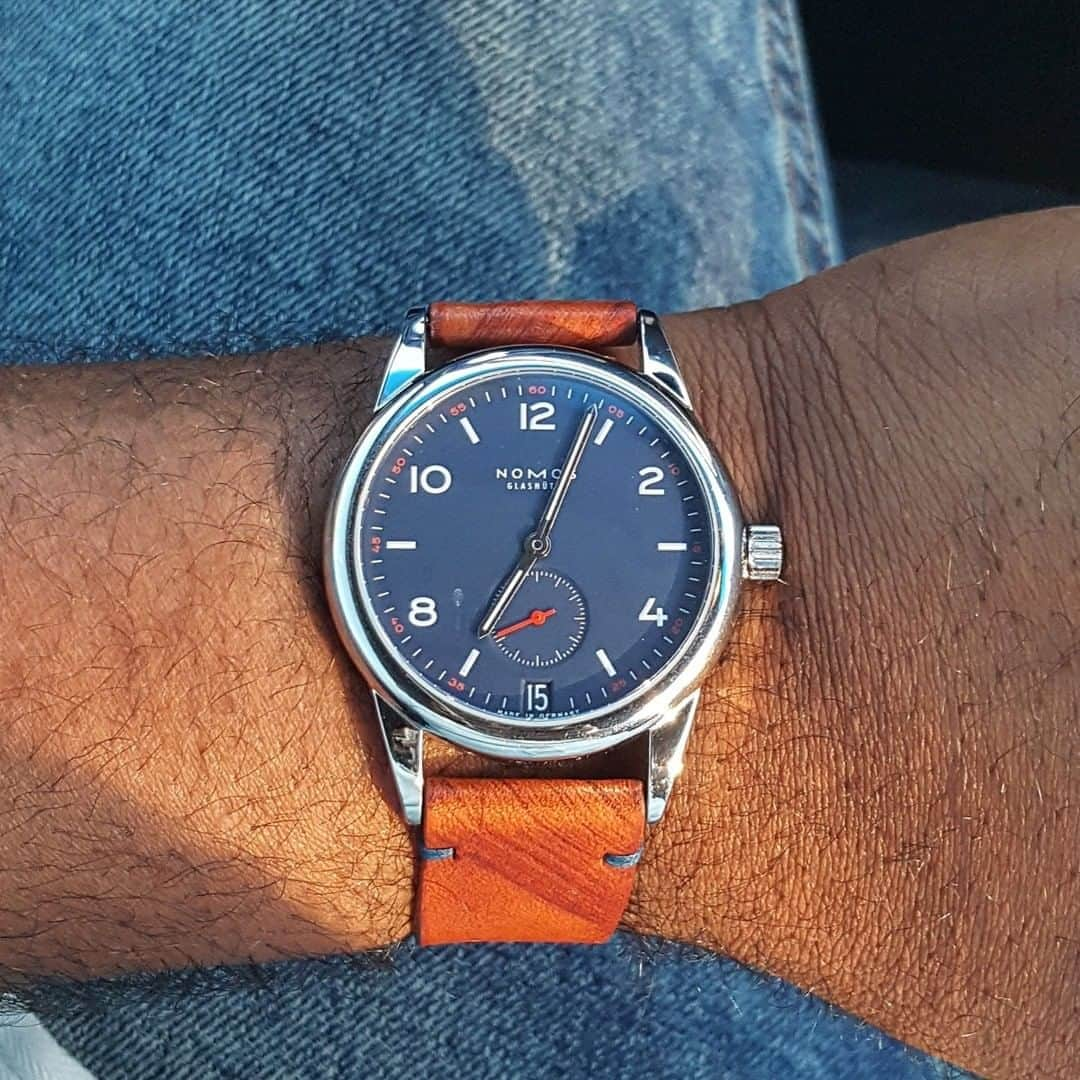 ノモスさんのインスタグラム写真 - (ノモスInstagram)「Our wristshot of the week is by @horological_chronicals, who snapped his Club catching some summer sun. Thanks for sharing!  #nomos #glashütte #nomosglashuette #nomosclub #bluedial #wotw #wristwatch #watchesofinstagram」8月23日 19時42分 - nomos_glashuette