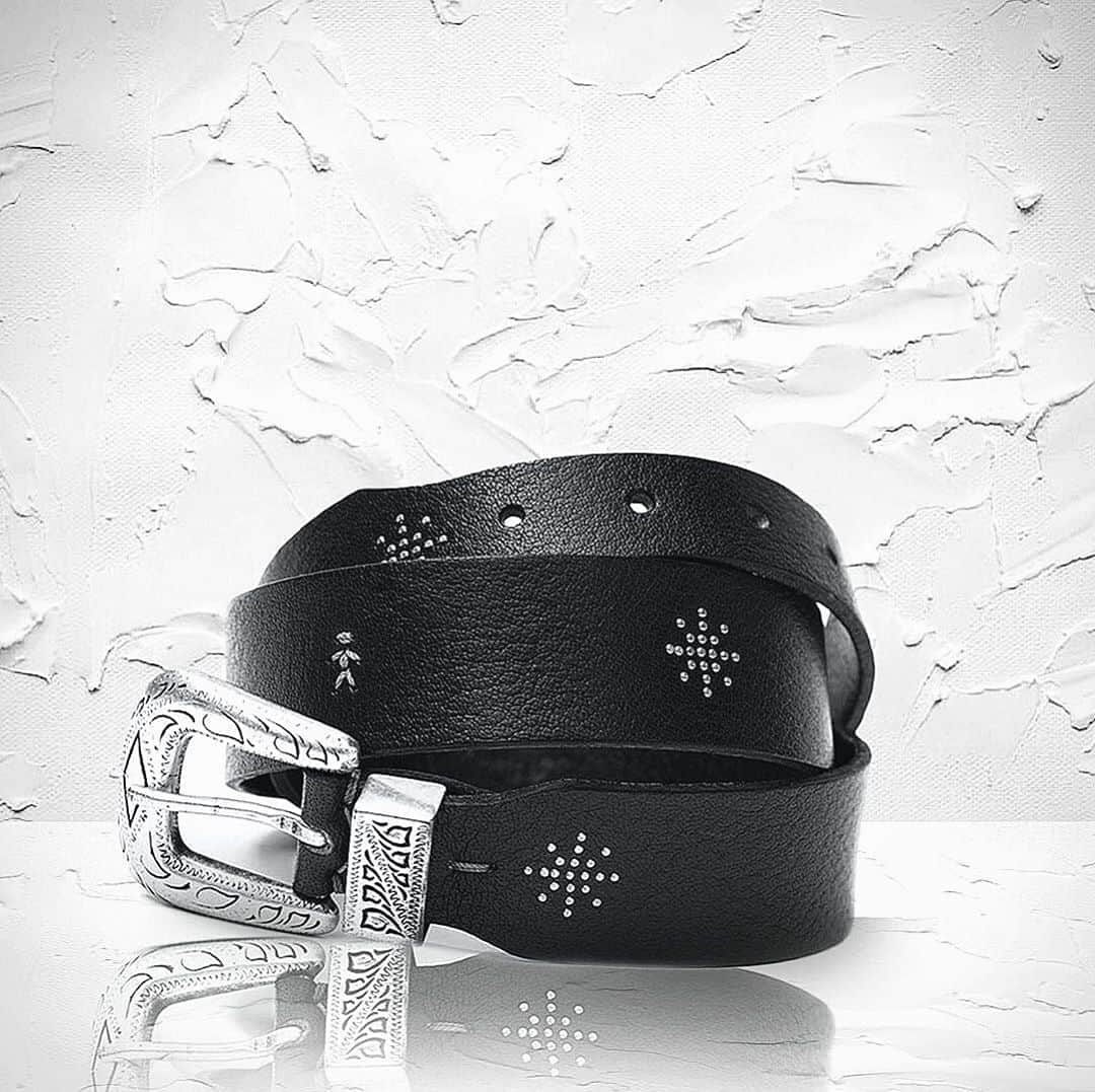 エンリーベグリンのインスタグラム：「Black handmade leather Celebrity Bufalo Nero belt decorated with silver studs. #HBSS20#henrybeguelin#handmade#calfleather#belt#black#color#celebrity#bufalo#italianstyle#」