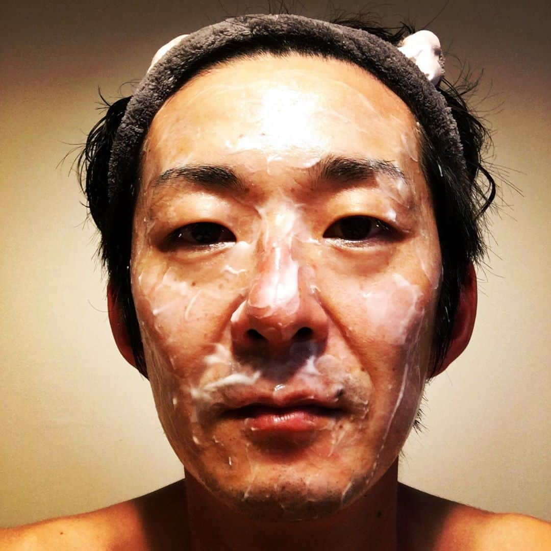 富所哲平さんのインスタグラム写真 - (富所哲平Instagram)「37歳は風呂上がりにスキンケアします。 #花ぱんみたい #ミニスナックゴールド #37歳 #ルーティン #誕生日をキッカケに何か始めたい #できるなら一年続けてみたい #スキンケア #嫁どころが最近ハマってる #シミがとれる #スッピンが強くなる #毛穴が消える #フレーバー化粧品 #プレゼントは図書カード #革命を起こす37歳 #SDGs #知育かるた #ゴミ拾い #マッチング #郷土愛育て #プログラミング教室 #山荘 #シナジーマップ #仲間募集 #やることは死ぬほどある #お金より存在意義 #環境 #社会 #経済」8月23日 19時55分 - tomitetsu823