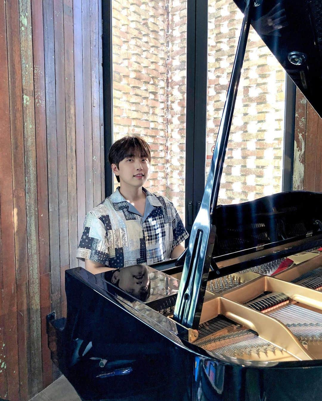 B1A4さんのインスタグラム写真 - (B1A4Instagram)「VIDEO CALL EVENT가 끝나고! 피아노 앞에서🎹 환한 미소와 함께 찰칵💚 ⠀ #B1A4 #산들 #생각집 #여름날여름밤 #SANDEUL」8月23日 19時55分 - b1a4ganatanatda