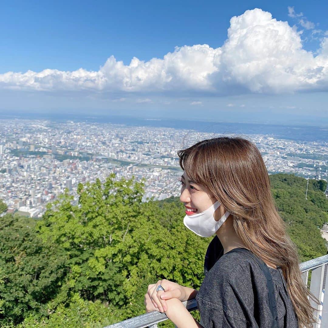 北出彩のインスタグラム：「高いところ好きー📣⛰ 初めて行けたよ藻岩山展望台👀 . . . #Hokkaido #Sapporo #藻岩山 #ロープウェイ #天気が良い #雲が好き #instalike #instagram #followforfollowback #me」