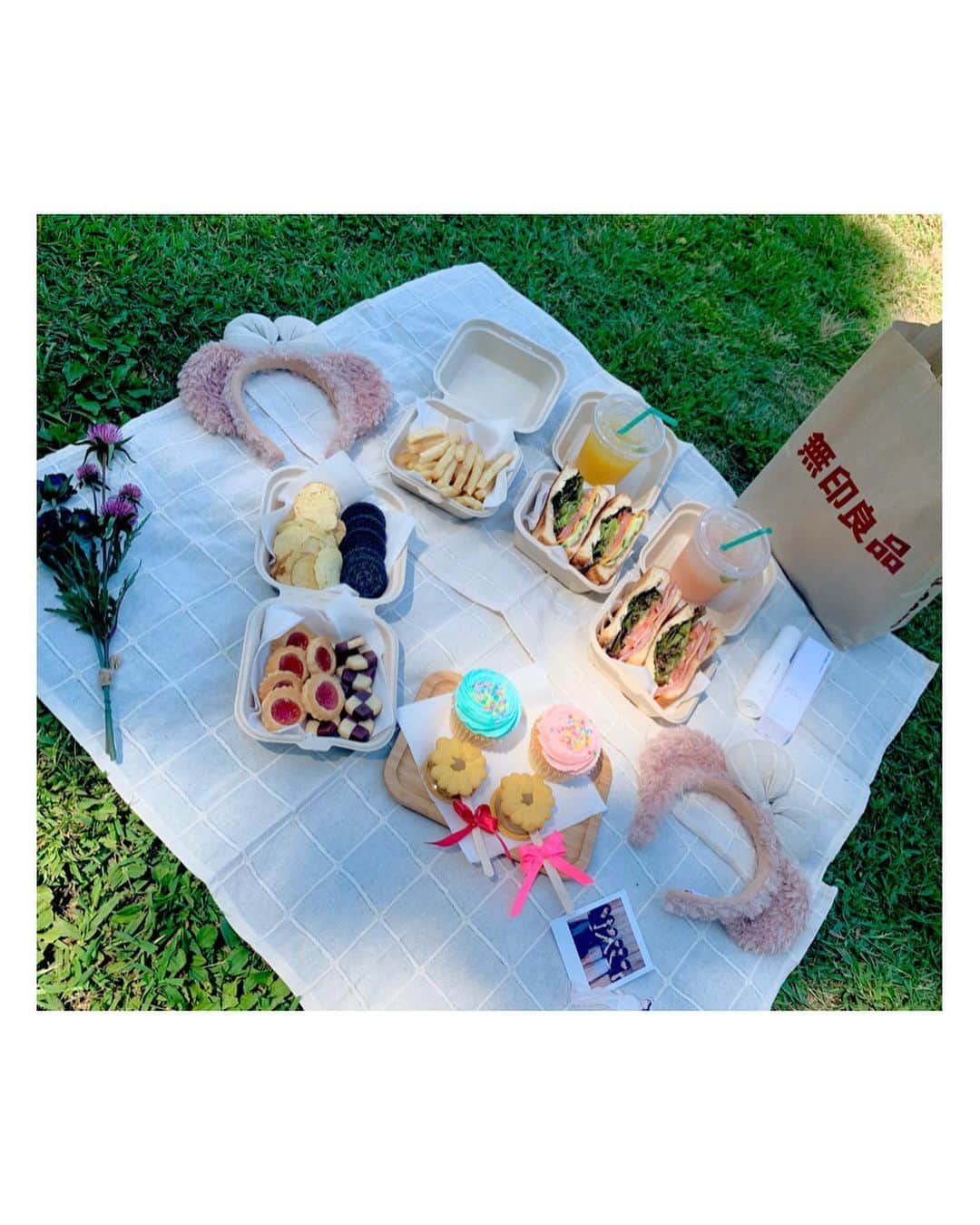 川瀬あやめ（ukka）さんのインスタグラム写真 - (川瀬あやめ（ukka）Instagram)「.﻿ すごく天気のいい日﻿ ピクニック🌿﻿ ﻿ 前の日に使うもの食べるもの揃えました！﻿ 買い出しから楽しかったな~﻿ この日に行った公園私達くらいしか人がいなくて﻿ のんびり時間を過ごしました。﻿ 当日にテイクアウトしたサンドイッチが美味しすぎた、﻿ ﻿ ﻿ #おしゃピク#ピクニック#無印良品#カップケーキ#マカロン#サンドイッチ#テイクアウト#川瀬あやめ#ukka#アイドル」8月23日 19時48分 - ayame_kawase
