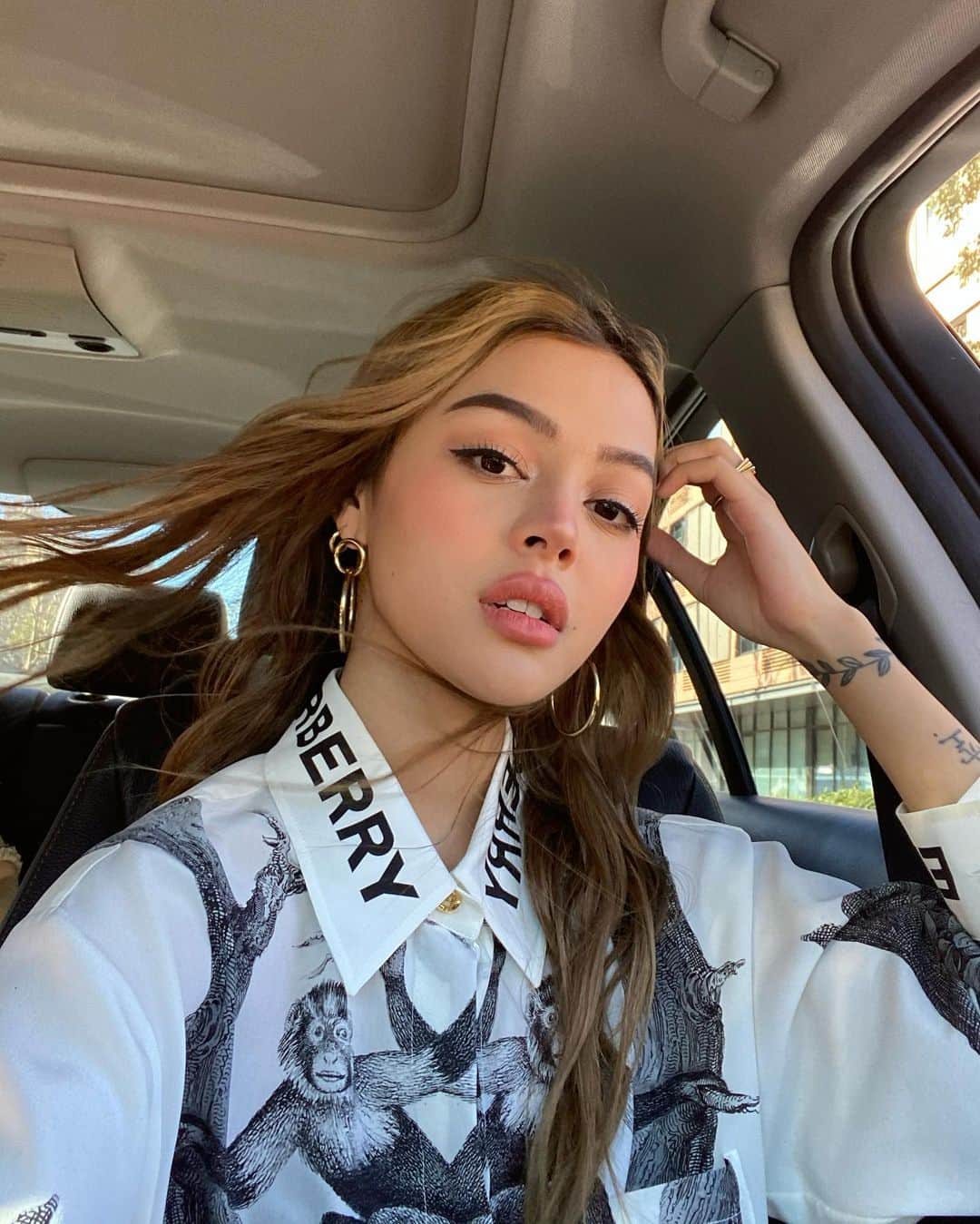 リリーマイマックのインスタグラム：「Accept your emotions for what they are. It’s okay to feel down sometimes. Just think about the new things you need to do. 😤 Hair @eclat_atelier_ @rosie.eclat  Shirt @burberry 🐵」