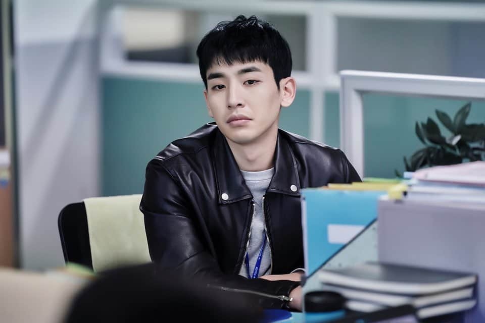 ソン・ジホのインスタグラム：「오늘 밤 9시 #비밀의숲2 본방 해주세요🚔 고추장 순경입니다👮‍♂️ #tvn」