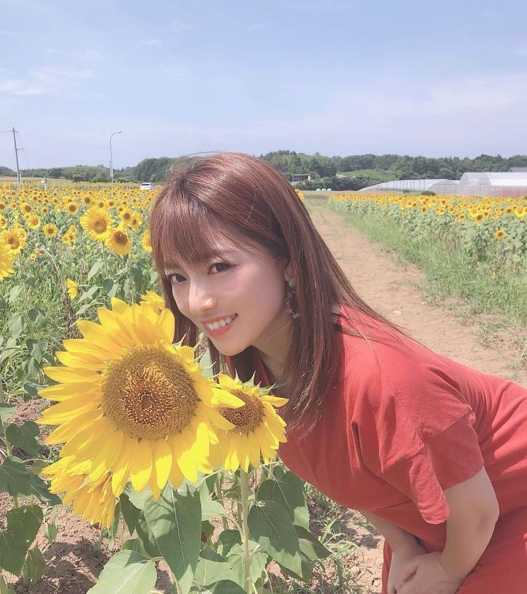 のインスタグラム：「車でたまたまひまわり畑の前を通ったの🌻🌻🌻  #富山生活#北陸ドライブ#ひまわり畑  #夏らしい事 #富山ママ #3歳児ママ #beautifulview #beautifulflowers #japan」