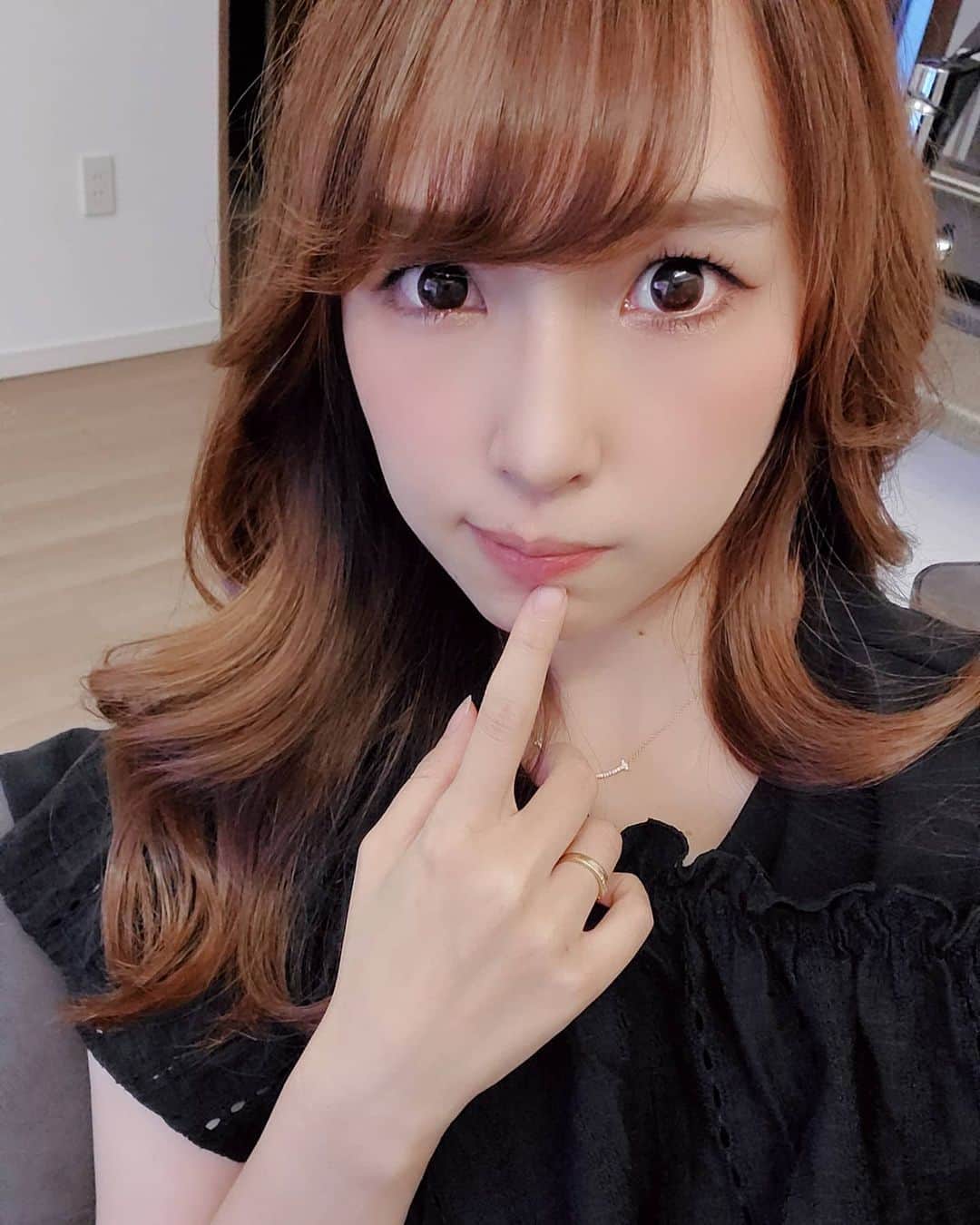 佐藤夏希のインスタグラム：「お腹苦しい🤰夜ご飯食べすぎた…🐽 ここ１ヶ月くらいずっとコストコのマフィンが食べたくて頭の中ずっとマフィンだったんだけど 昨日お友達の🏠に行ったら 「コストコのマフィン買ったから少し持っていって！」とお裾分けしていただいて😭💙 今日は朝からマフィンを食べれて最高の一日をスタートすることが出来た(笑) 妊娠後期は甘いもの欲ハンパないね😆 よし！ 今日はゆっくり半身浴するぞ❤️ * * * #妊婦健診#健診#体重管理#おやこーで #むすこーで #息子#息子ラブ #2歳#ママ#ママさんと繋がりたい #ママスタグラム#mama#mamastagram #mamanoko #ママリ#妊娠記録#マタニティライフ#マタニティ#二人目妊娠中#babyboy#boy#成長記録#幼児#体重管理人苦しむ妊婦#甘いものは別腹」