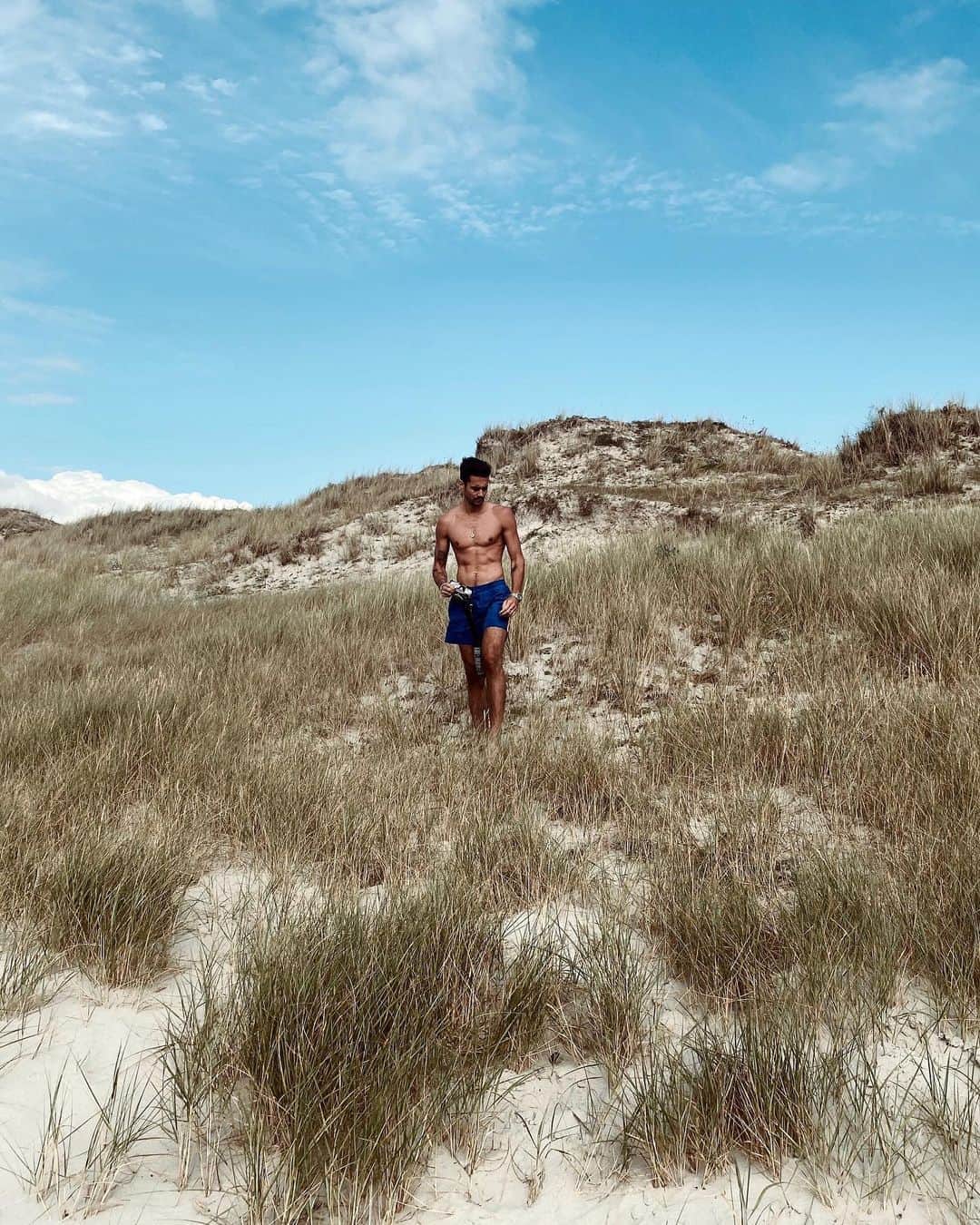 NICOLAS SIMOESのインスタグラム：「Lost on the beach field 🌴」