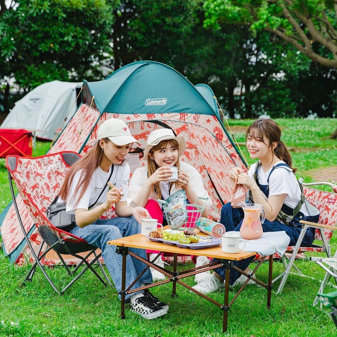 Coleman Japanのインスタグラム：「POPで可愛い❣️アウトドア気分を盛り上げるテキサスシリーズ。  新作のテキサスシリーズは、オンラインショップと直営店10店舗の限定アイテム。アメリカ西部開拓時代のカウボーイをテーマに、馬やサボテンをプリント🐴🌵 ・ ポップアップテントとチェア2種の展開です✌️ ・ ・ ・ #mer / @merweb_official @__nmsk13 @nanami_110v017 @ayanen_11 ・ #灯そうColeman #灯そうコールマン #灯そう #Coleman #コールマン #Camp #キャンプ #Picnic #ピクニック #Outdoor #アウトドア #Outdoorchair #アウトドアチェア #チェア #コールマンチェア #クイックアップIGシェード #テキサスシリーズ #merキャンプ部 #私のコールマン」