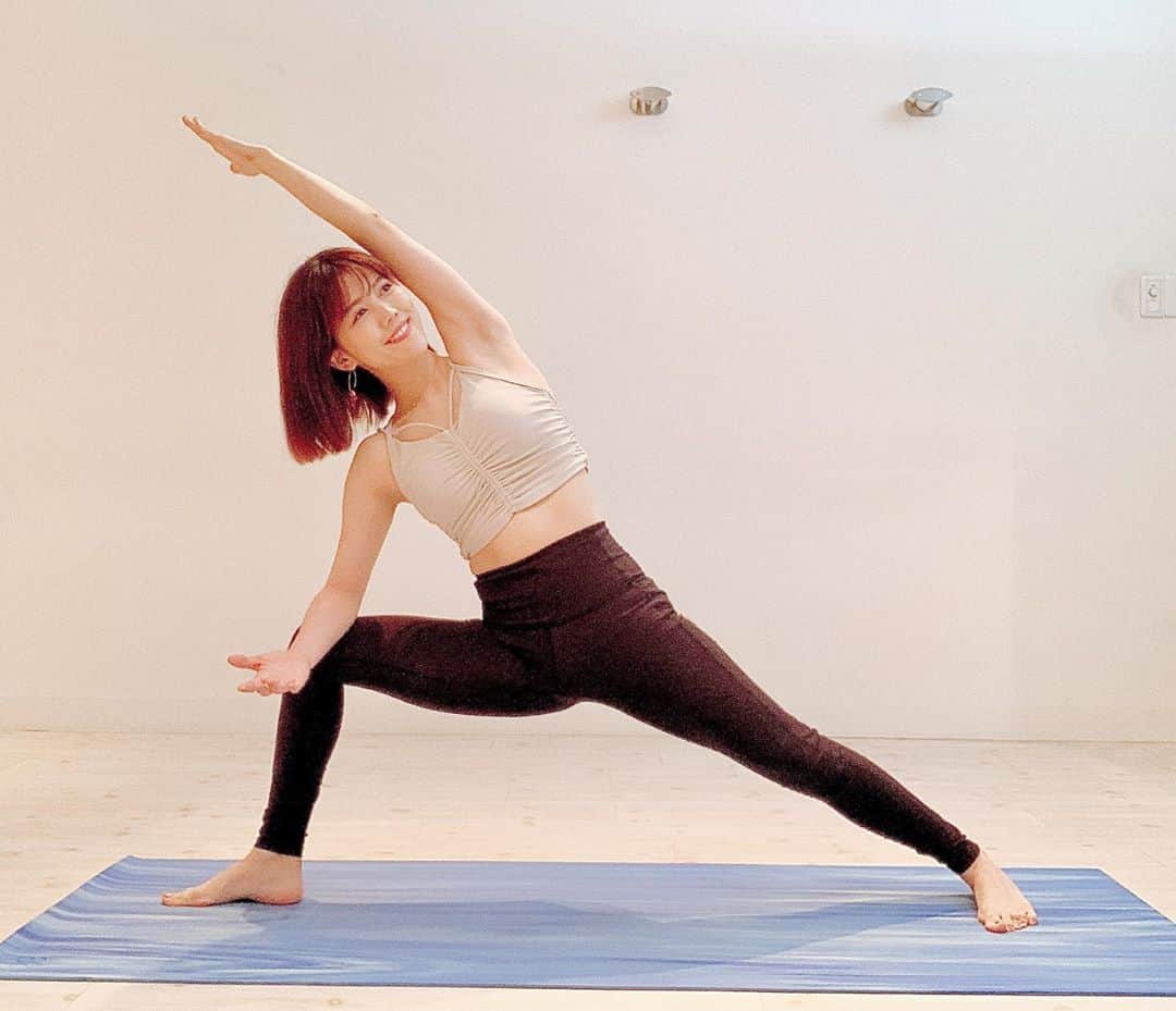 上坂由莉のインスタグラム：「﻿ ﻿ こんばんは🌙ヨガ投稿🧘‍♀️﻿ 今回は立位のポーズです⭐️﻿ 【 パール・シュバコナーサナ 、体側を伸ばすポーズ 】﻿ 難易度⭐️⭐️⭐️﻿ ﻿ ﻿ 効果🌼﻿ ・体幹の強化﻿ ・ハムストリングスの強化﻿ ・股関節の可動域UP﻿ ・代謝促進﻿ ・体側ストレッチ﻿ ・腰痛の予防や改善﻿ ・猫背の解消﻿ ・骨盤調整﻿ ﻿ ﻿ 注意⚠️﻿ ・曲げてる足の膝が足首より前に出ないように﻿ ・背骨をまっすぐに伸ばす﻿ ・お尻を後ろに出さない﻿ ・骨盤と身体の向きを同じに﻿ ・下の手に体重をかけすぎない(体幹使う)﻿ ﻿ ﻿ 1枚目の写真は強度を弱めた物です🙆‍♀️﻿ 上半身や骨盤が下に向かず、行える場合は﻿ 2.3枚目前でポーズを深めてチャレンジ💪﻿ 首が痛い場合は3枚目のようにお顔を上に向けず﻿ 行ってみてくださいね🧘‍♀️🧘‍♂️﻿ ﻿ ﻿ ﻿ また後日、動画にて導き方もご紹介します😃🎥﻿ ﻿ ﻿ 骨盤が正面にきてしまってちゃんと行うには﻿ 見た目よりは、案外難しいポーズです❗️﻿ 諦めず行っていくと少しずつ可動域や脚力もつき﻿ ポーズが安定するようになりますよ🥰﻿ 無理なく行ってください✨🧘‍♀️🧘‍♂️﻿ ﻿ ﻿ ﻿ #ウッティタパールシュバコナーサナ #パールシュバコナーサナ﻿ #yoga #yogainstructor #parsvakonasana #utthitaparsvakonasana﻿」