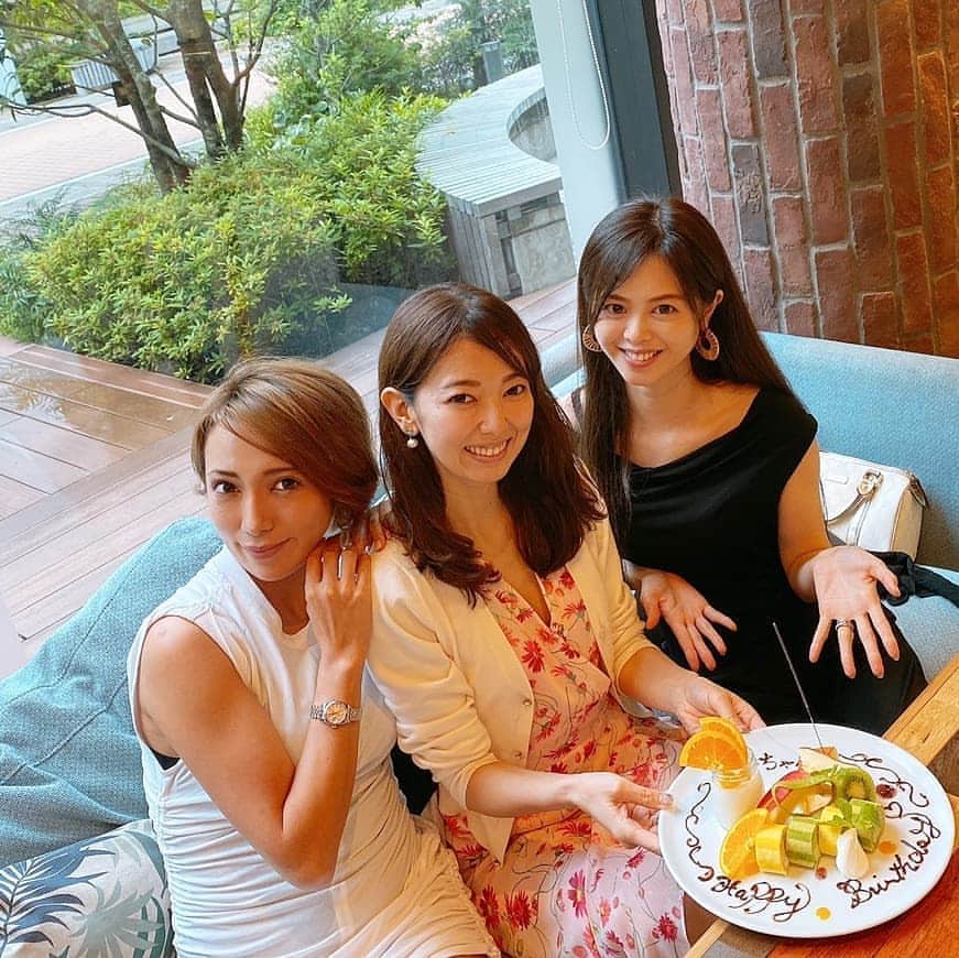 杉山由紀子のインスタグラム：「💛出逢いは必然💛 * ホントに出逢いは突然。 男女だけじゃなくて、友達も✨ * のんと出逢わせてくれたけいちゃん😌 * 本当に日々感謝してます✨ あの出逢いがこんな素敵な毎日になるとは♥ * * ほんとにラブなんです😌♥ 今週は５日も連続会ってたwww * 彼氏か、と周りにツッコまれるほど🤭 まぁそーなるわな笑 * 日々出逢い御縁のある人とつながる。 そんな毎日がhappy✨✨✨ * 出逢ってくれたみなさん😌 あらためてありがとう♥ * これからの出逢いも楽しみすぎます(^^) * * 写真、動画はちょっと前のですが笑 自然体なかんじなのがよき♥ * * #出逢い #御縁 #一期一会 #happy」