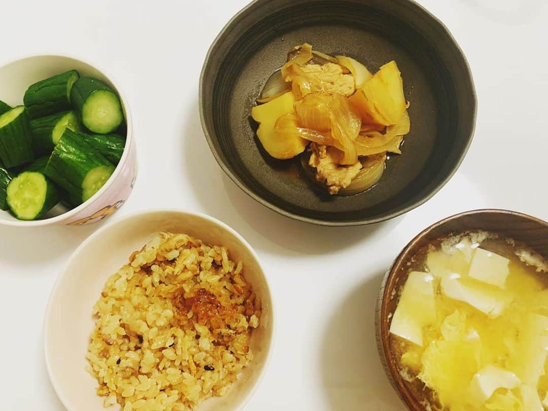 階戸瑠李さんのインスタグラム写真 - (階戸瑠李Instagram)「今日のごはん。 炊き込みご飯 肉じゃが 豆腐と玉子のお味噌汁  ぬか漬け🥺  絹さやと人参が無かった🥕  ご飯作ってる時無になれて幸せ😂」8月23日 20時10分 - ruriponta