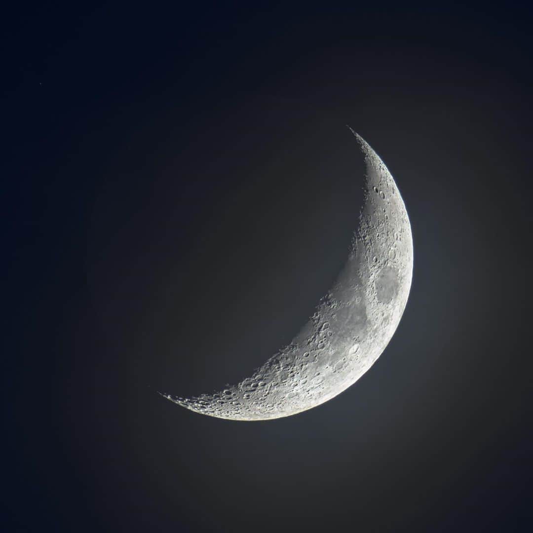 KAGAYAさんのインスタグラム写真 - (KAGAYAInstagram)「空をご覧ください。 西に月が沈んでいくところです。 写真は先ほど望遠鏡を使って撮影したものです。 今日もお疲れさまでした。 #moon」8月23日 20時22分 - kagaya11949