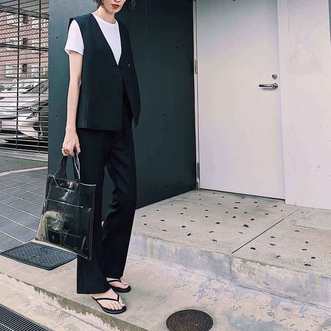 のインスタグラム：「〻🧒🏻🐕‍🦺🍪☕️ monotone‥🤍 やっぱり白黒さんが好き。 ． ベスト→ @chuclla_official  ． ．  #fashion  #MOUSSY #unemansion  #beautifulpeople  #teampixel #baroque_pixel #pixelで撮影」