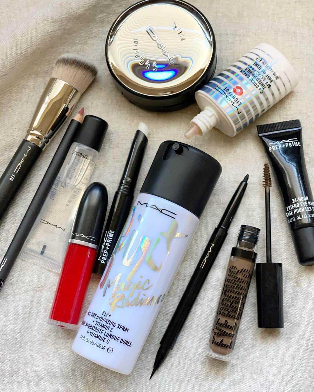 M∙A∙C Cosmetics Japanのインスタグラム：「2020年秋冬のトレンドメイクをご紹介✨2ルック目のテーマは「クラシカル」 ㅤ 下まぶたから繋げたミニマムラインで骨格を美しく見せクラシカルに。 シャープに仕上げた王道レッドリップにグロッシーなツヤをオンして上品にアクセサライズ💎 ㅤ 仕上がりのイメージはスワイプしてチェック👉 ㅤ 【使用製品】 EYES ☑︎デュアル デア オールデイ ウォータープルーフ ライナー デア ブラック ㅤ LIPS ☑︎M∙A∙C プレップ プライム リップ ☑︎リップ ペンシル ボールドリー ベア ☑︎レトロ マット リキッド リップカラー フィールズ ソー グランド ☑︎リップガラス クリア ㅤ 【全ルック共通使用製品】 ☑︎フィックス+ ラディアンス ☑︎ライトフル C+ ティンティッド プライマー SPF 45 (⇒使用ブラシ # 170 シンセティック ラウンド スラント ブラシ) ☑︎スタジオ フィックス コンプリート カバレッジ クッション コンパクト SPF 50 (⇒使用ブラシ # 170 シンセティック ラウンド スラント ブラシ) ☑︎アイブロウ ビッグ ブースト ファイバー ジェル ㅤ #MACCosmeticsJapan #MACCosmetics #MAC #MACコスメ #マックコスメ #コスメ #コスメレポ #化粧品 #デパコス #コスメ部 #コスメマニア #メイク好き#メイク道具#美容大好き#美容好き#メイクプロセス#トレンドメイク#秋メイク#秋冬メイク#メイクテク#アイメイク#アイシャドウ#グラデーション#一重メイク#スモールアイシャドウ#キラキラ#キラキラメイク#ツヤ肌#ツヤ肌メイク」