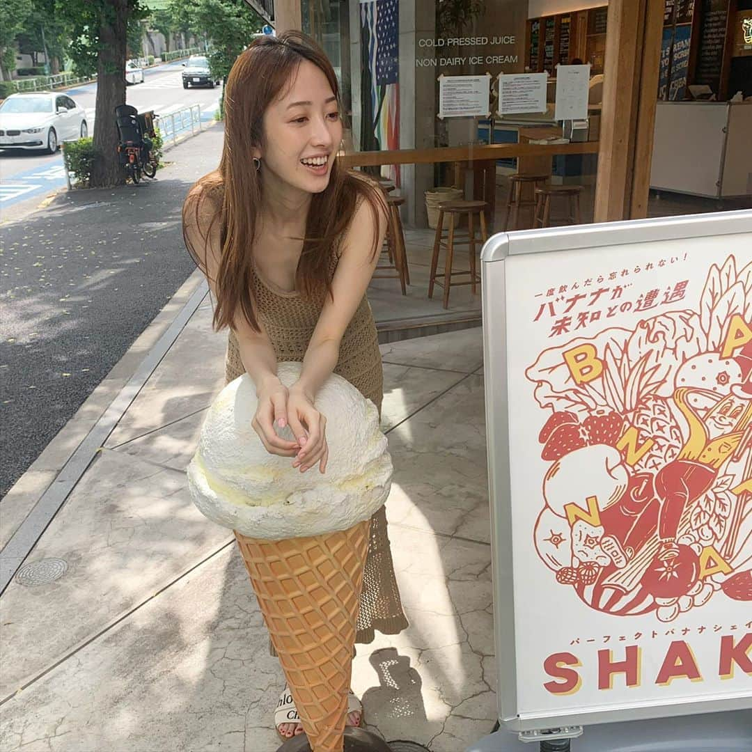 團遥香さんのインスタグラム写真 - (團遥香Instagram)「暑い日はアイスさんへ🍨💛 炭アイス食べた😇  誰と行ったかは... スワイプ？してね😂」8月23日 20時20分 - haruka_dan_official