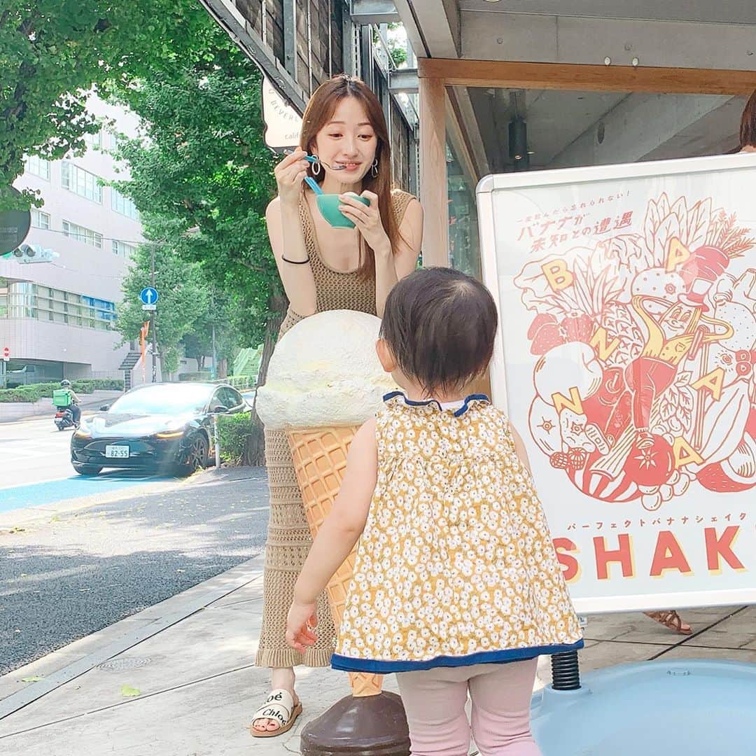 團遥香さんのインスタグラム写真 - (團遥香Instagram)「暑い日はアイスさんへ🍨💛 炭アイス食べた😇  誰と行ったかは... スワイプ？してね😂」8月23日 20時20分 - haruka_dan_official