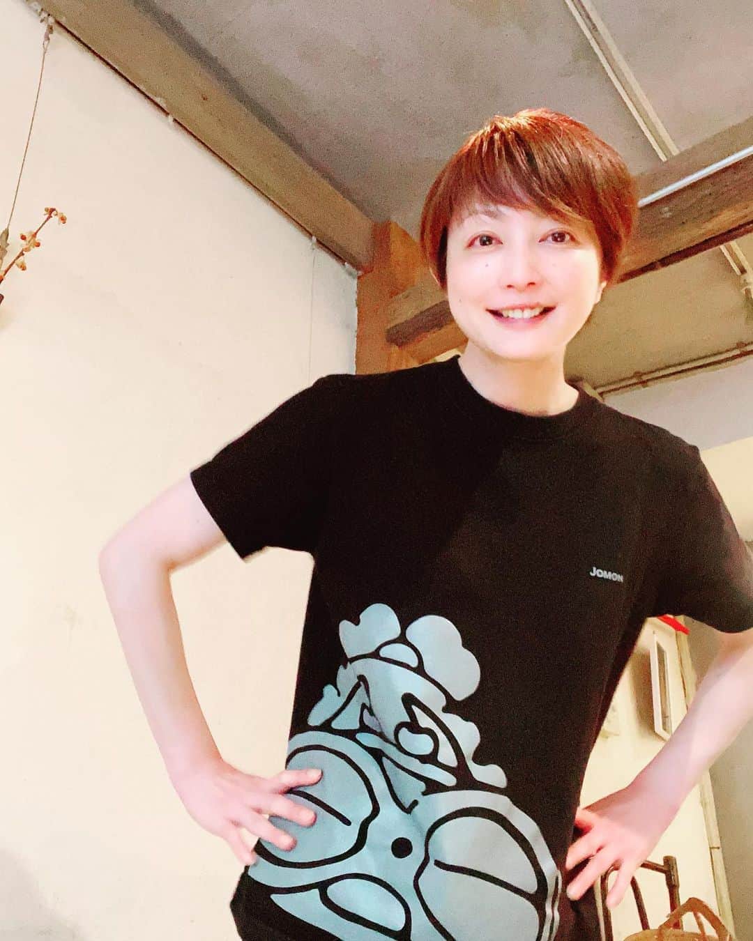 のインスタグラム：「今日は縄文展でゲットしたTシャツ着て、ニコニコです❣️ #縄文　#野本かりあ」