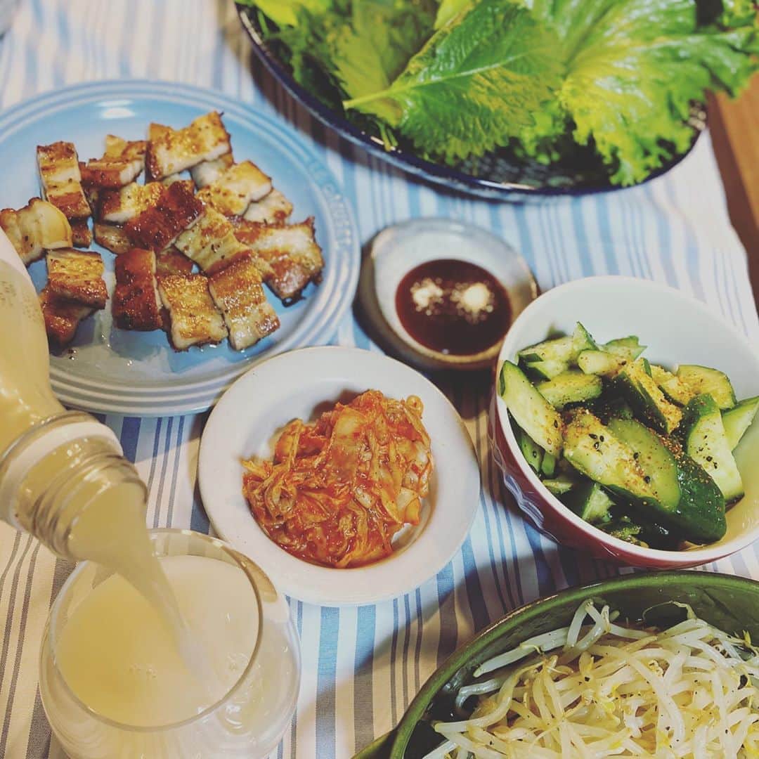 今村美乃さんのインスタグラム写真 - (今村美乃Instagram)「#おうちサムギョプサル   外食できないので（特に夜は）家サムギョプサル〜！！絶賛#twice にハマってるわたしは、今日は#韓国料理 じゃーーー！と #もやしのナムル #韓国きゅうり #わかめスープ #マッコリ ！！！🇰🇷を揃えてみました^_^  二人で　テーハミング〜🇰🇷💕💕 と掛け声しながら完食しました🥰  早くまた韓国旅行行きたいな〜  今日で#パーソナルトレーニング 始めて１週間経ちました〜！明らかに明らかに、特に背中と腰の肉がなくなった！！！ 最低でも３ヶ月は頑張ろう😂😂😂  #自炊記録 #旦那あるある #夫婦円満の秘訣 　#stayhome #夫婦ご飯#cooking #cookingram #旦那リクエストご飯　#タイムラプス料理　#料理動画 #今日のごはん　#時短レシピ #cookingram  #cookingathome  #cooking #共働き夫婦 #共働きごはん #今日のよるごはん　#今日の夜ご飯　#パーソナルトレーニング #美活 #トレーニング女子」8月23日 20時22分 - imamurayoshino