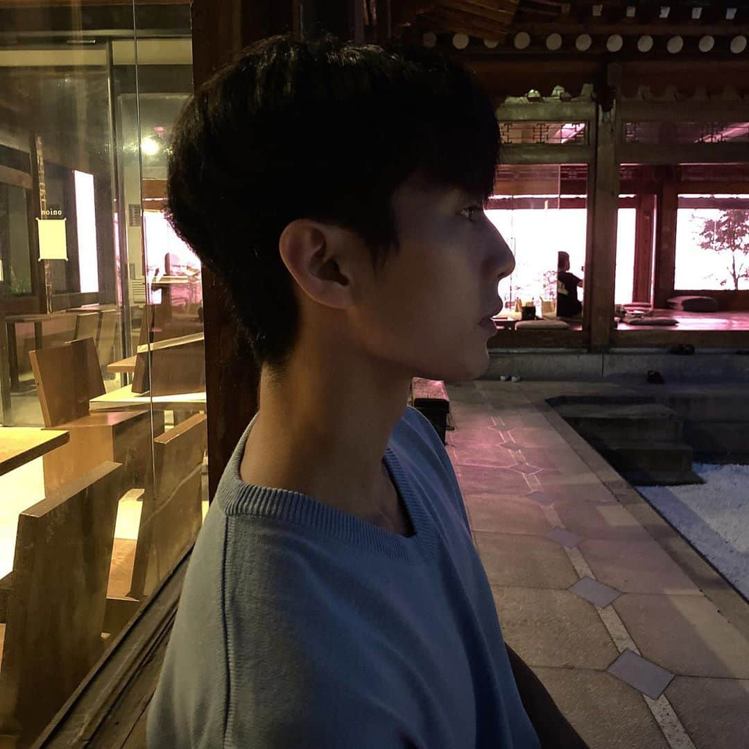 Jay のインスタグラム：「옆 굴얼 横顔 🌙」