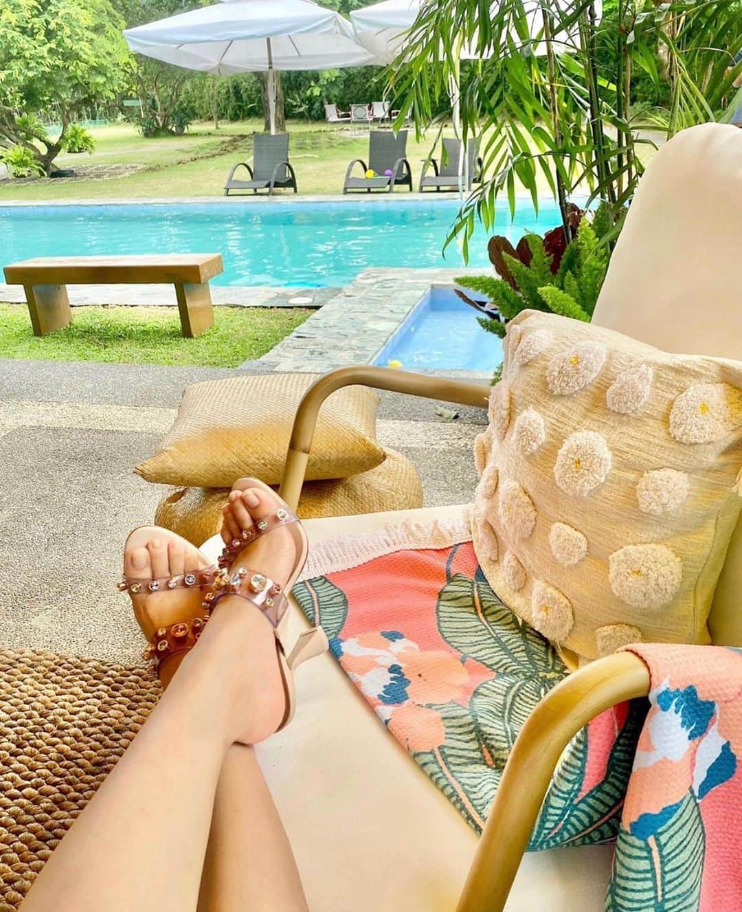 SOPHIA WEBSTERさんのインスタグラム写真 - (SOPHIA WEBSTERInstagram)「How all Sunday's should look... 🙌 Take the time to relax and recharge! 💫⁣ ⁣ 📸 @iamhearte spotted in our 'Dina' gem mules 💖⁣ ⁣ #SophiaWebster」8月23日 20時23分 - sophiawebster