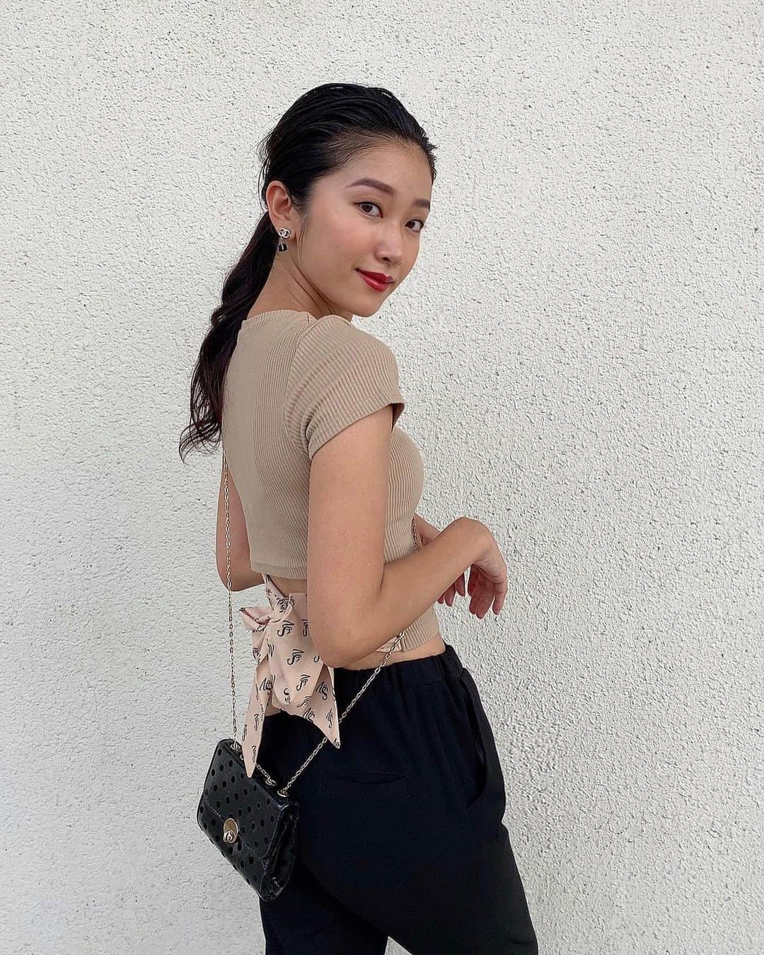 恵里花のインスタグラム：「@stellaviana_official の大人カジュアルコーデ🍸﻿ ﻿ お洒落なロゴが入ったリボンの﻿ バックスタイルもお気に入り🎀﻿🖤 ﻿ フォロワーさん限定で﻿ 【 erk82223 】のクーポンコードを入力すると﻿ 10%OFFでお買い物できるので﻿ 是非チェックしてみて下さい💋✌🏼﻿ ﻿ #STELLAVIANA﻿ #ステラヴィアナ﻿ #ootd﻿ #styleoftheday﻿ 〈📸コーデまとめハッシュタグ#erikasfd〉」