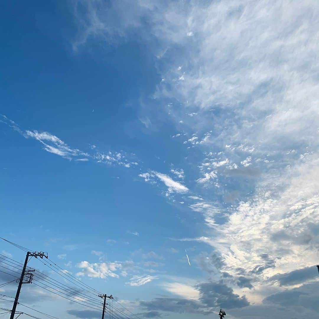 遠藤みゆのインスタグラム：「空を見上げたらめちゃめちゃに綺麗だったのです。 なんだか元気を貰ったし頑張ろう。 そんな事を思えました。 . 早くまたみんなで心の底から笑えますように。 幸せな毎日で溢れますように。 . 私も、頑張ります。 #えんどーのまったりひとりごと #空 #空が好きな人と繋がりたい」