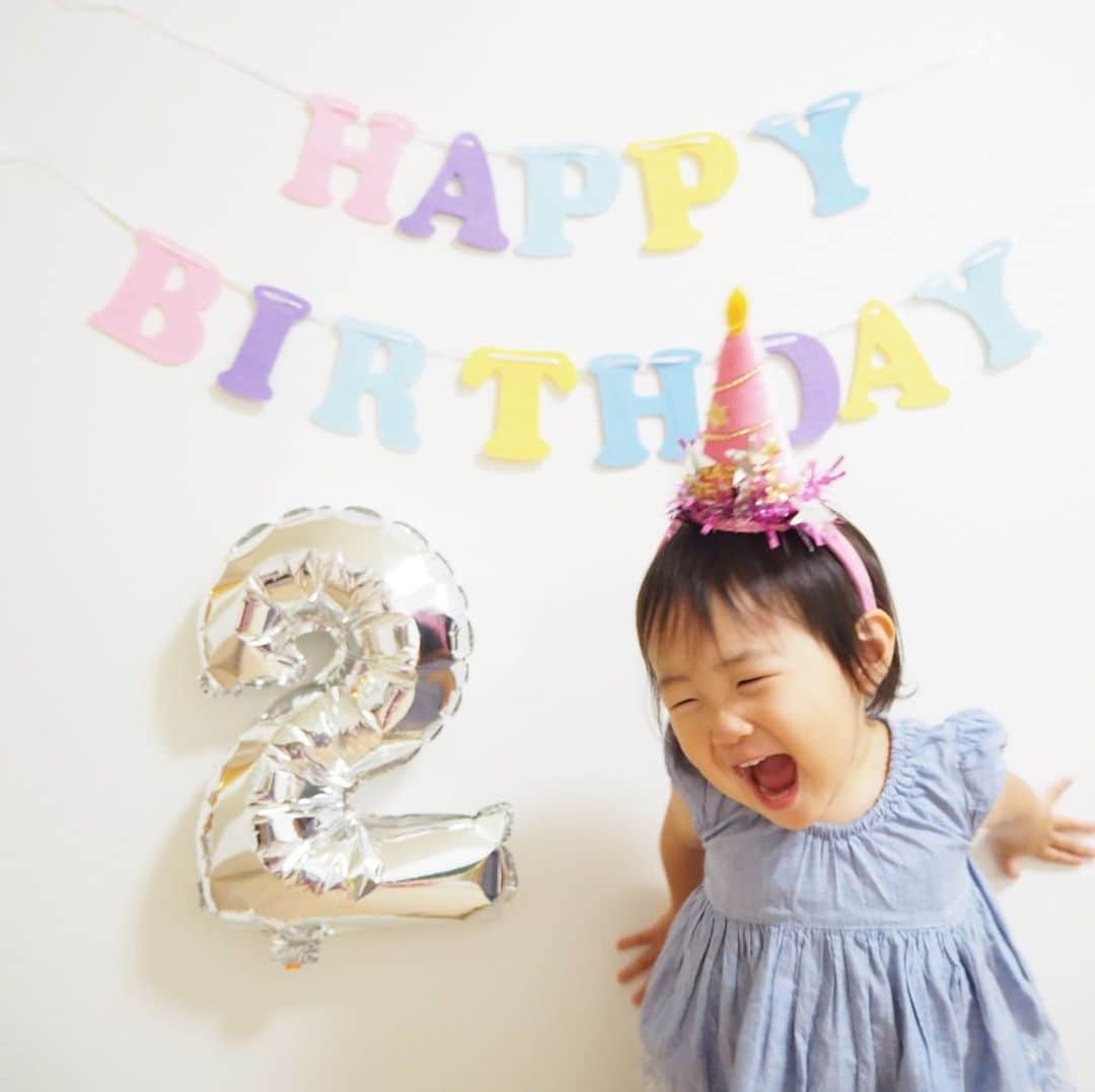 makikoさんのインスタグラム写真 - (makikoInstagram)「🎉happy birthday ことちゃん🐥💕🎉﻿ ﻿ わが家のやんちゃガールが2歳になりました☺️❤️❤️﻿ ﻿ 小柄だけどほんとよく食べてよく動く‼️﻿ エイトやいとこのお姉ちゃんたちに日々もまれてるおかげか、ほんまにたくましく育ってます😂💪🏻✨﻿ ﻿ でもでも、まだまだ小さいままでいて〜🥺🙏🏻と思っちゃうよね‼️﻿ ここ最近の成長っぷりはものすごいけども😂❤️﻿ もう可愛すぎて、パパスもエイトも私もみんなメロメロだよ‼️🥰﻿ ﻿ 2歳のことちゃんも、家族の癒しでいてね☺️💕﻿ ﻿ #2歳誕生日 #誕生日 #誕生日おめでとう﻿ #バースデーフォト #女の子 #親バカ部」8月23日 20時32分 - batako93