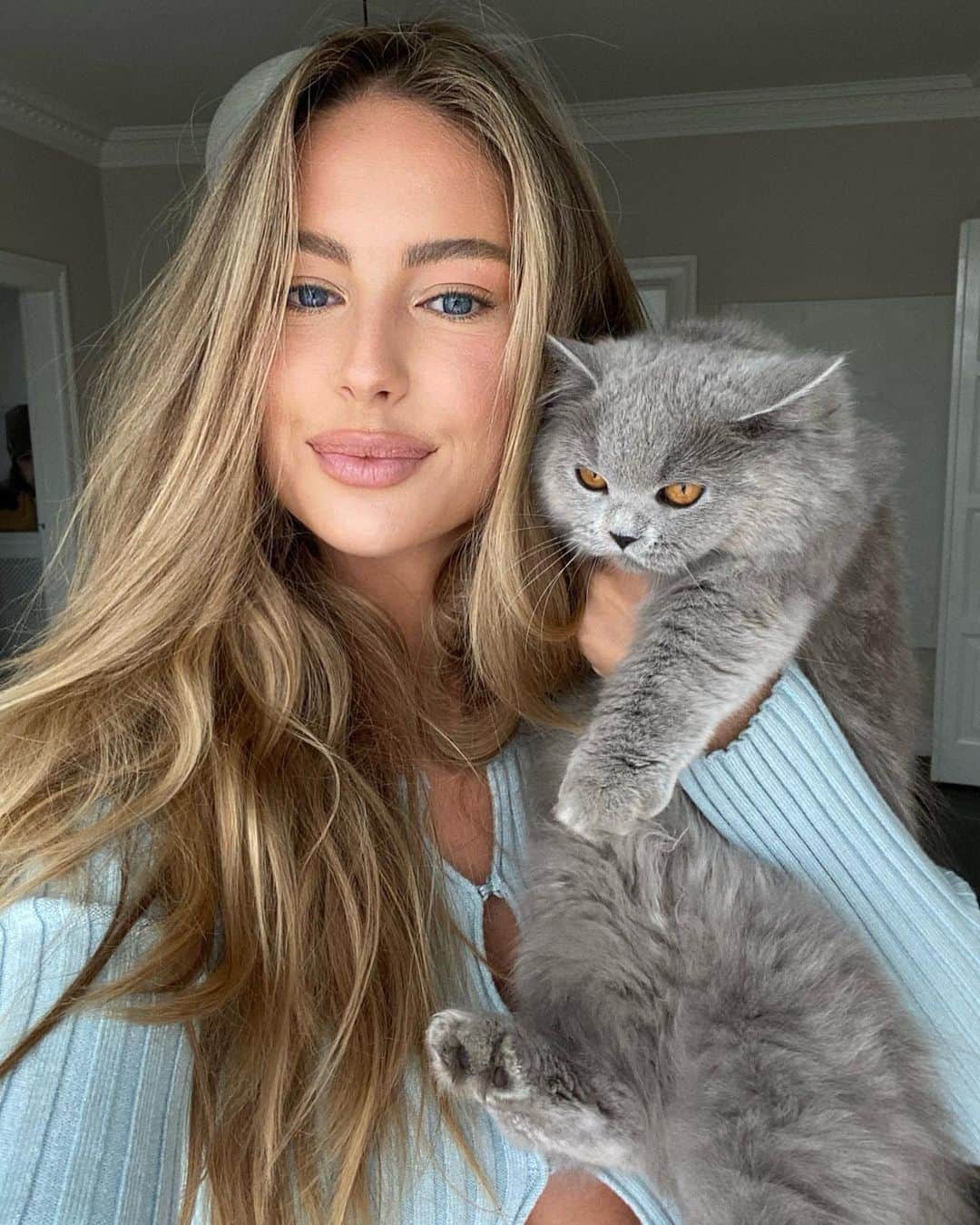 Mathilde Goehlerのインスタグラム：「Moshu approves of my collection ( I think)」