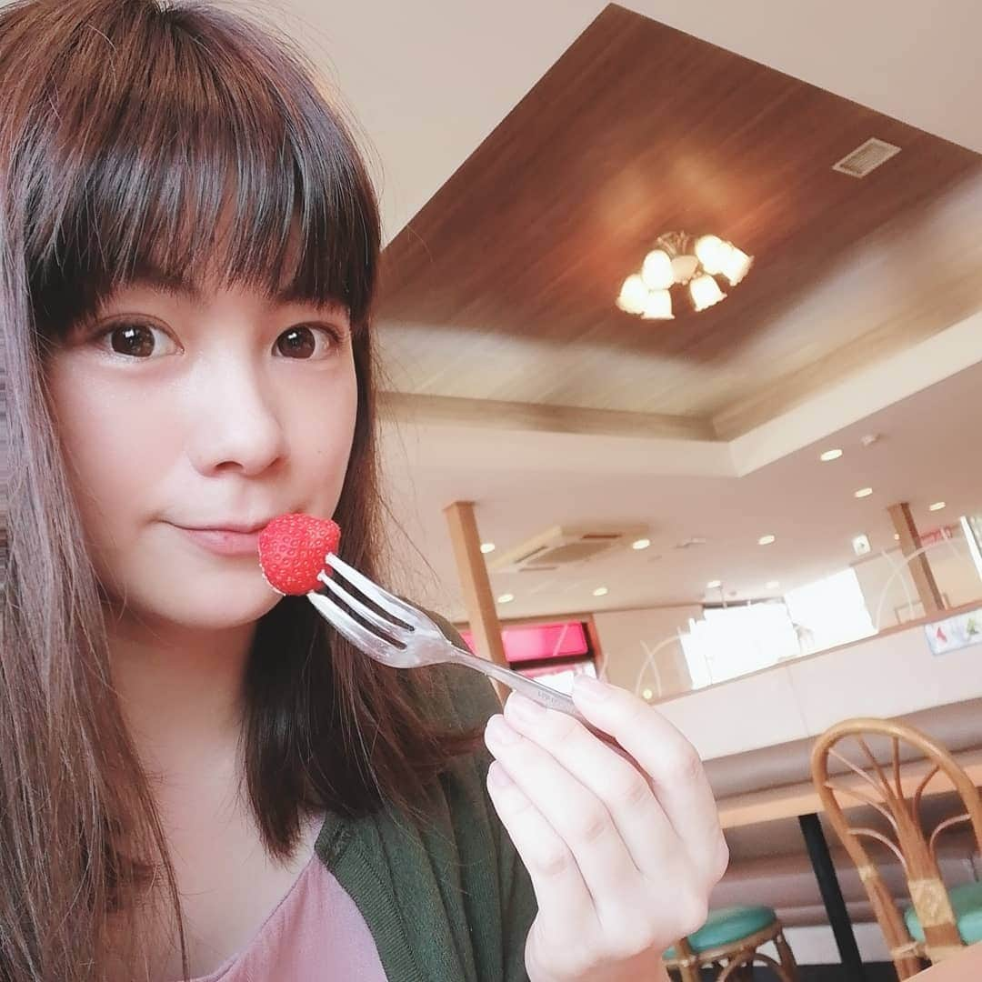 木村玲美のインスタグラム：「念願の不二家スイーツバイキング🍰🧁🍦🍮🍨 あんなに楽しみにしてたのに全然食べられなかった😢 遠くまで行ったのにー💦 もう一回行きたいっ笑  ペコちゃんかわいい💓私のアイドル🍬不二家すき💓  @fujiya.fs @fujiya_sweets  #スイーツバイキング #不二家 #不二家スイーツバイキング #ケーキと私 #ペコちゃん #cake  #ミルキー #model #木村玲美 #centraljapan #自撮り下手モデル」