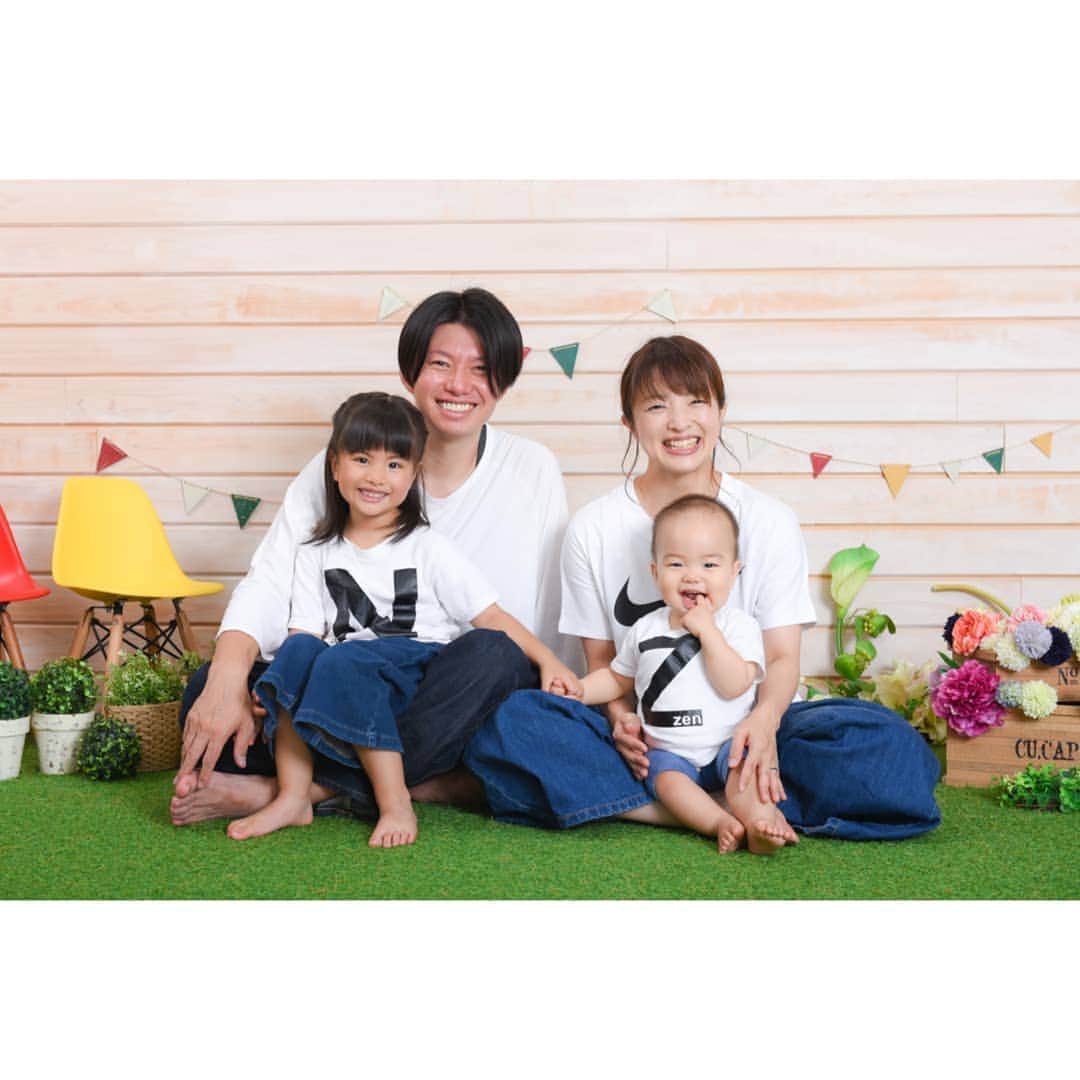 Photo Studio178さんのインスタグラム写真 - (Photo Studio178Instagram)「⁣ 1歳お誕生日⁣ おめでとう🎂⁣ ⁣ ご家族みんなが主役👨‍👩‍👧‍👦⁣ ﻿⁣⁣⁣ ﻿ ✽.｡.:*・ ✽.｡.:* ・ ﻿﻿﻿⁣⁣⁣ ﻿﻿⁣⁣⁣ https://17hachi.com﻿﻿﻿⁣⁣⁣ ﻿﻿﻿⁣⁣⁣ #赤ちゃん #1歳男の子﻿⁣⁣⁣ #1歳誕生日 #誕生日﻿⁣⁣⁣ #birthday #happybirthday﻿⁣⁣⁣ #子供の日常をもっと写真に﻿﻿⁣⁣⁣ #family #撮影 #成長記録﻿﻿﻿⁣⁣⁣ #tv_kidz ﻿#birthdayphoto﻿﻿⁣⁣⁣ ﻿﻿⁣⁣⁣ #子ども写真﻿﻿⁣⁣⁣ #キッズファッション #kidsfashion﻿﻿⁣⁣⁣ #ig_kids #instakids ﻿⁣⁣⁣ #キッズフォト﻿﻿⁣⁣⁣ #コドモノ #コズレ﻿﻿⁣⁣⁣ #mamanoko #コドモダカラ﻿﻿﻿⁣⁣⁣ #姉弟⁣ ﻿﻿﻿⁣⁣⁣ #記念撮影 #家族写真﻿﻿﻿⁣⁣⁣ #月島 #勝どき #豊洲 ⁣⁣⁣ #江東区 ﻿﻿﻿#中央区﻿」8月23日 20時34分 - photo_studio_178