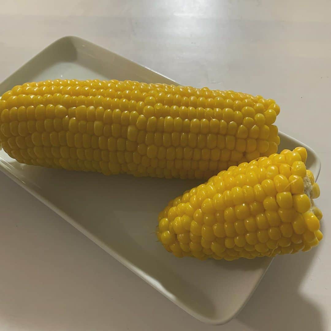のインスタグラム：「山中湖のとうもろこしをもらった🌽  めっちゃ甘くて美味しい  #とうもろこし #野菜 #夏野菜 #山中湖 #夏休み」