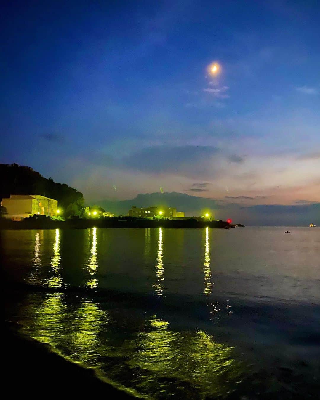 クボタマサヒコのインスタグラム：「#sea #sunset #magichour #moon」