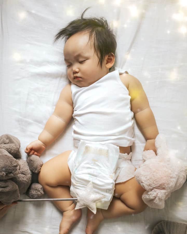 MOMOツインズのインスタグラム：「The bunny fairies are at it again!  Packed in premium softness that’s thinner and lighter, the all new Skinature by @Drypers_sg diapers are also free from allergens and gentle on sensitive skin. Like Lauren, Luke has irritable skin so this new derma-care range gives us peace of mind that we are giving him the very best.  #sp #SkinatureByDrypers #DryperSG」