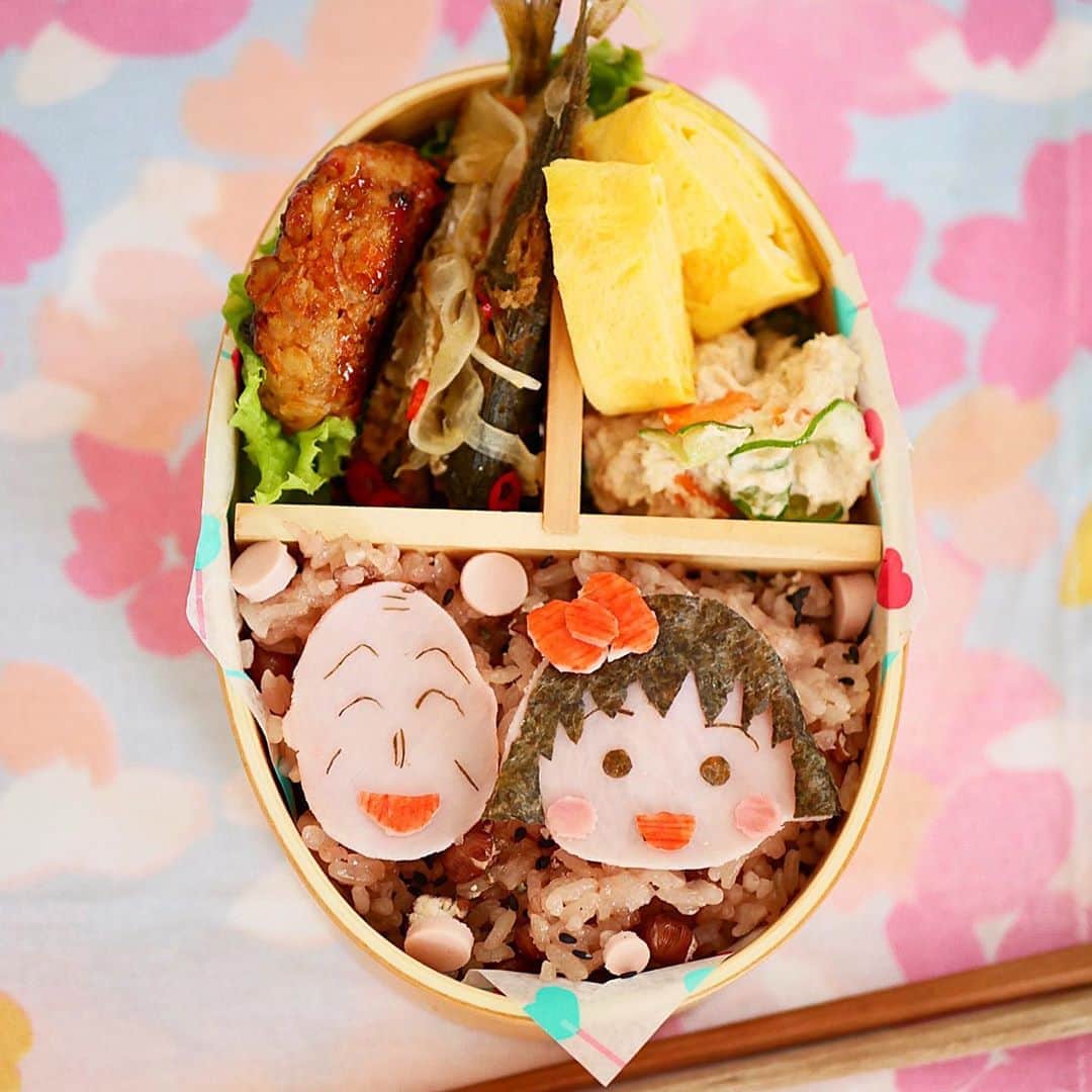 倉岡生夏のインスタグラム：「ちびまる子ちゃんの時間だよ〜⭐️ ・ ・ なんだか最近おうち時間が多いです⭐️ 大きい百均に行くのすらウキウキしちゃいます💦wでも百均て楽しいですよね〜❣️ ・  日曜日なのでちびまる子ちゃん弁当〜。 ご飯は赤飯 あじの南蛮漬け、つくねバーグ、甘卵、ツナサラダ ・ ・ 来週は料理教室weekです💓  ・ ・ ・  @kina.ootd   #ちびまる子ちゃん  #キャラ弁  #キャラ弁部 #愛され料理 #可愛いお弁当作りたい部  #ちびまる子弁当  #今日のお弁当🍱  #キャラ弁初心者  #弁当記録  #kyaraben  #obento  #japanesanime」