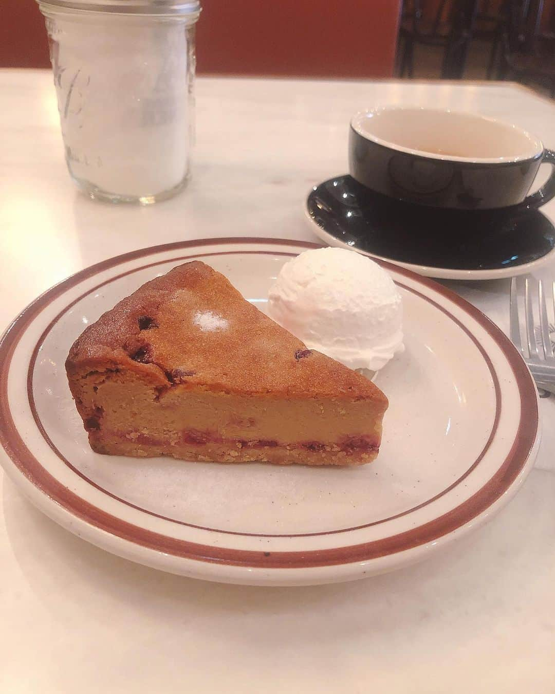 岩立沙穂さんのインスタグラム写真 - (岩立沙穂Instagram)「🍰 . クランベリーチーズケーキ。 少し前、空き時間に立ち寄ったお店で 食べたんです☺️ . 料理をするようになってから、 外食する時は絶対に家で作らないものを 選ぶようになった気がする〜笑 いつかはお家でも焼いてみたいけどね🥧 . お家でのんびりしすぎてて 自撮りばっかなのが今の悩み〜🥱 . . #café #チーズケーキ #yammy  #あまいものすき #カフェ部」8月23日 20時41分 - saho_iwatate104