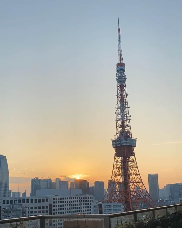 クリスティン・ウェイのインスタグラム：「Beautiful sunrise. Summer memories. #tokyo #sunrise #beautiful day #tokyotower #morningvibes #cwlife #bff」