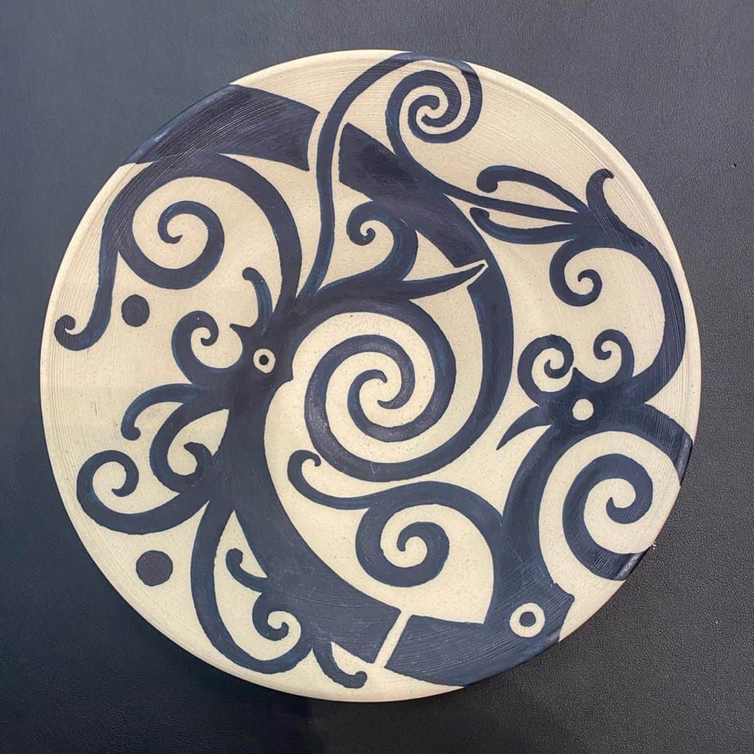 アムステルダム・タトゥー・ミュージアムのインスタグラム：「Thank you for this beuriful piece of hand made and painted potery#dansinnes」