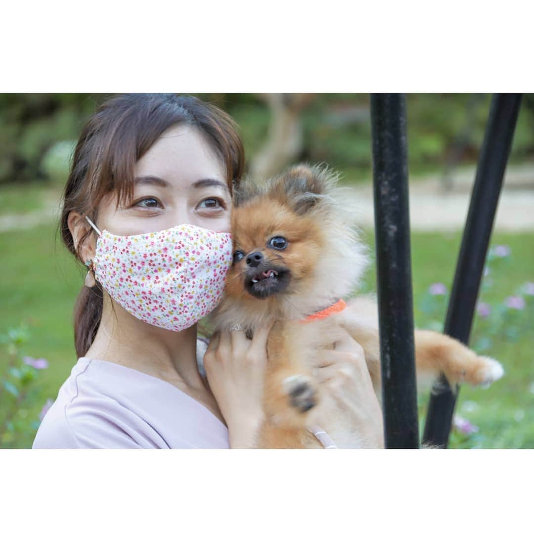 峯岸伽奈のインスタグラム：「. . .  weekend🌺🌺🌺  ぽぽの表情w そして私の前髪が変なのも気にしないでください。  📸@nanase__tanaka 😘  #botanicgarden #singaporeinsiders #singaporelife  #pomestagram #pomeranian #ぽめすたぐらむ #ぽめらにあん」