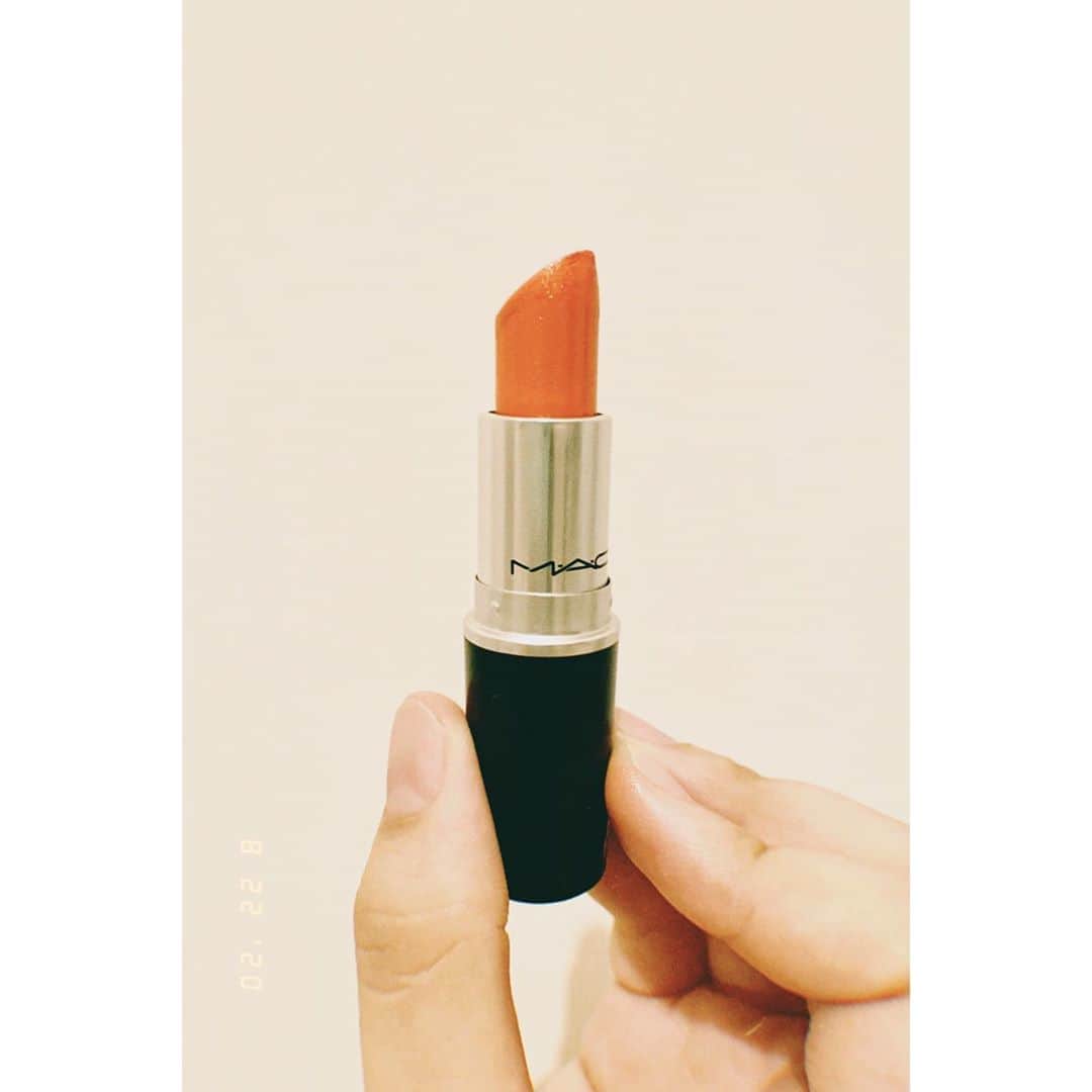 のインスタグラム：「💄 . . . . マスクしてるからリップメイクすることあんまなくなっちゃったんだけど . . 欲しいリップは増える一方なの不思議すぎる💭 . . . 秋物が出始めてるけどまだ全然気分が夏だから追いついてない笑 . . . . 💄 @maccosmeticsjapan  . . #オレンジメイク #オレンジリップ#マック＃マックコスメ#夏メイク#夏コスメ #コスメ #maccosmetics #orange#orangemakeup #lipstick #lipgloss #summer #summermakeup #girl #cosmetics #cute#rouge」